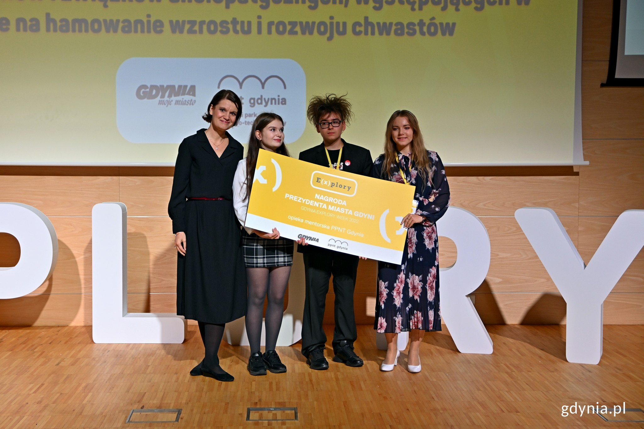 Wiceprezydent Gdyni Katarzyna Gruszecka-Spychała wraz z laureatami nagrody prezydenta Gdyni: Marceliną Chilińską, Pauliną Okniańską i Szymonem Obolewiczem podczas gali finałowej Konkursu Naukowego Explory // fot. Magdalena Czernek