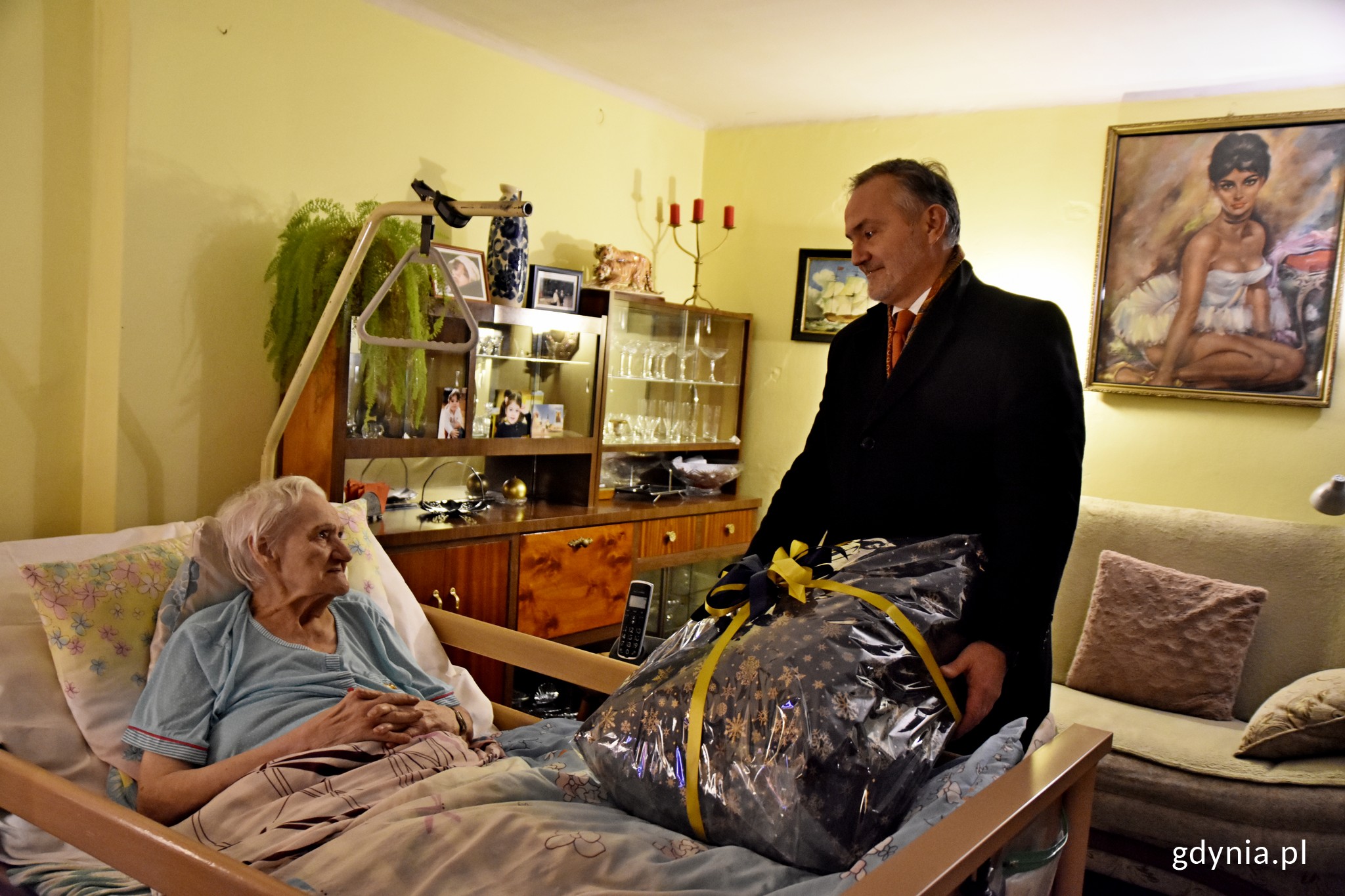 Świąteczna Akcja Faktu i kolejne spełnione marzenie. Na zdjęciu: Wojciech Szczurek, prezydent Gdyni i pani Irena, seniorka, mieszkanka Gdyni // fot. Paweł Kukla