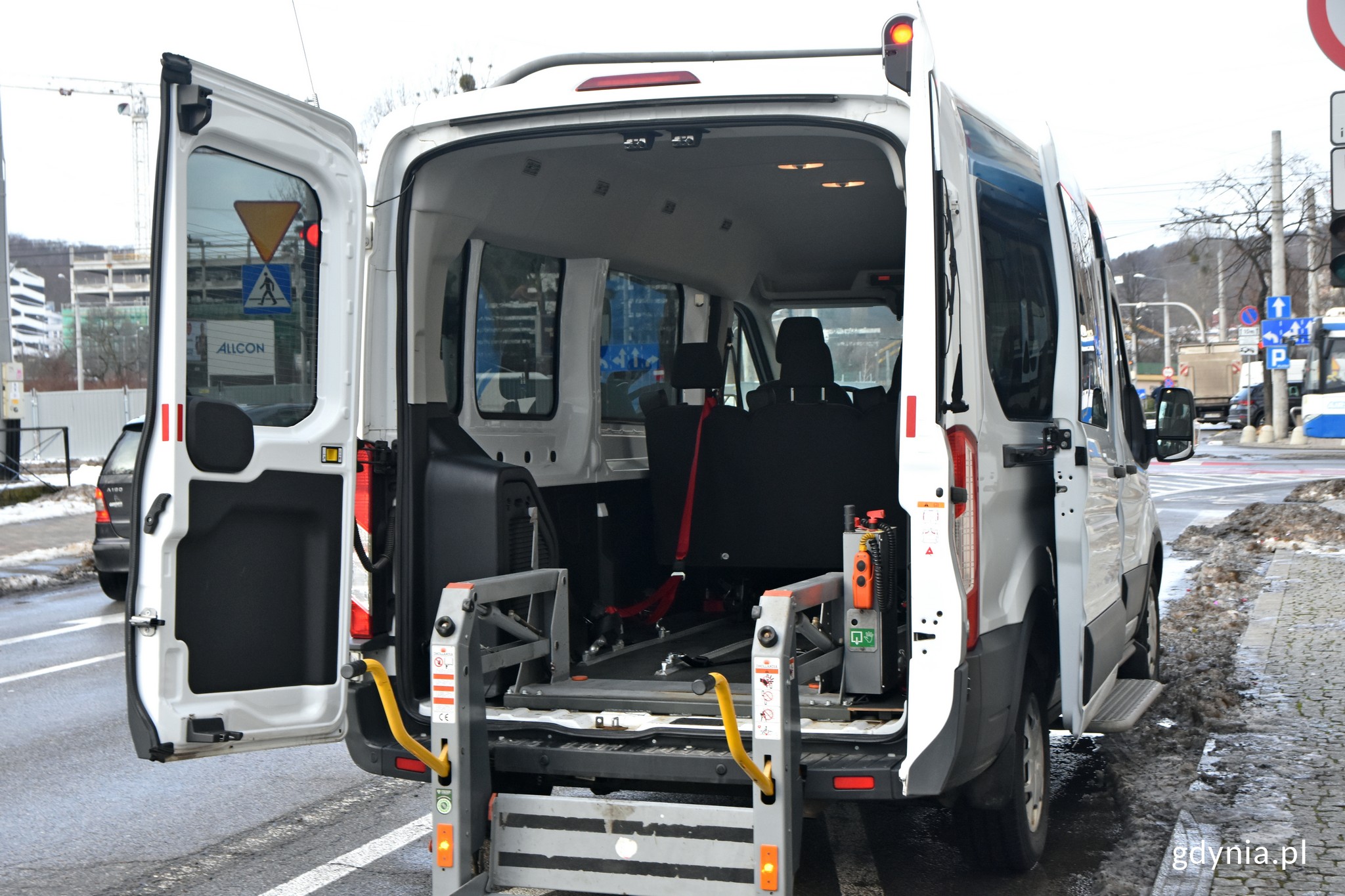 Busy dostosowane są do transportu niezbędnego sprzętu takiego jak kule, balkoniki czy wózek inwalidzki. Na zdjęciu widoczny jest bagażnik busa. Fot. Magdalena Czernek 