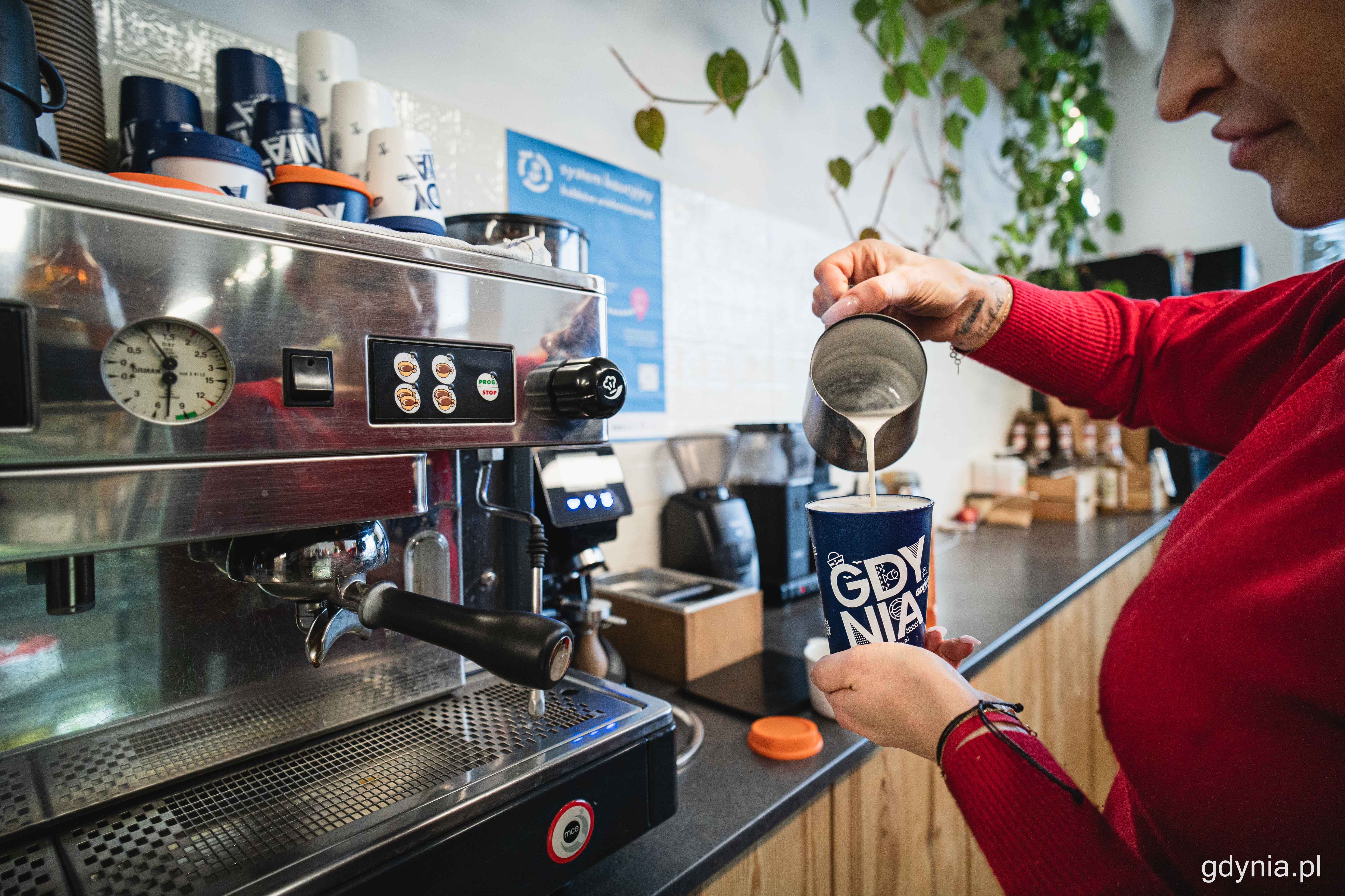 Z gdyńskich kubków wielorazowego użytku można korzystać kupując kawę i inne napoje w lokalnych kawiarniach i restauracjach, w tym m.in. w Avocado Store & More (na zdjęciu), fot. Kamil Złoch