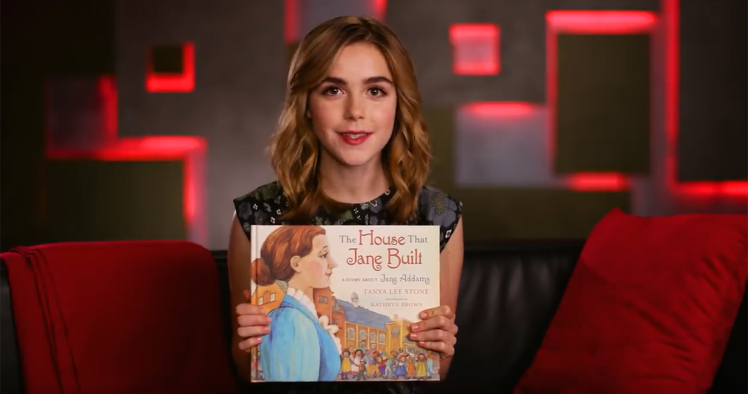 Kiernan Shipka czyta bajki