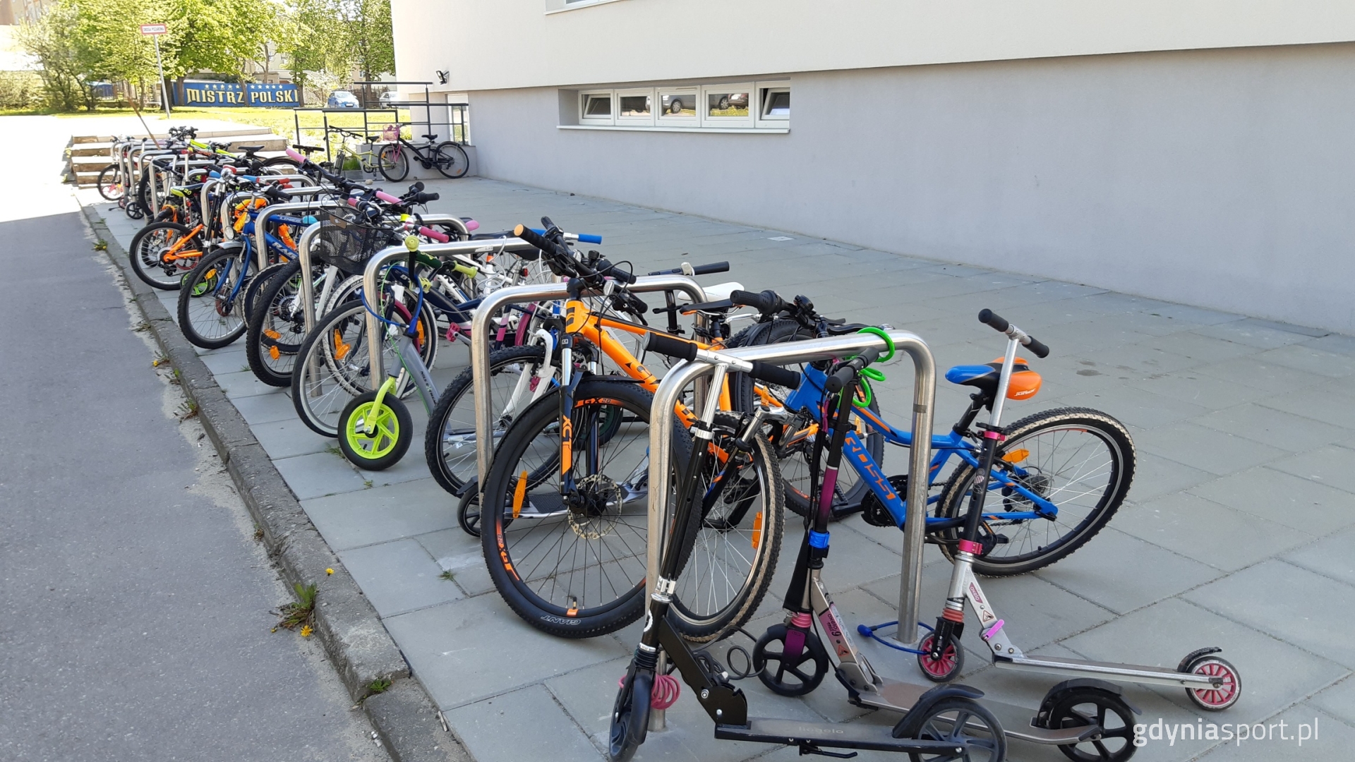 rowery ustawione pod szkołą