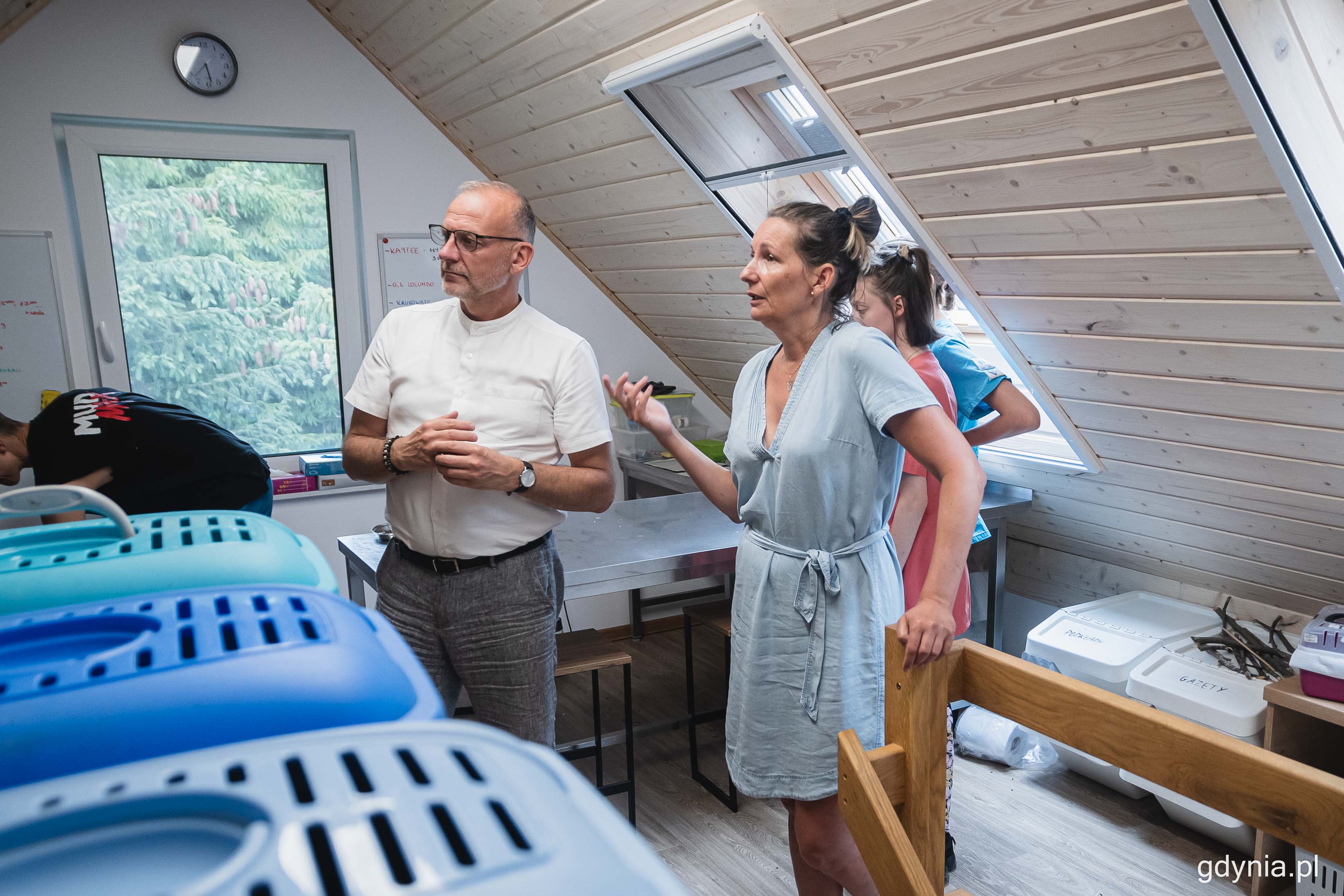 Prezes fundacji prowadzącej „Ostoję”, Beata Rydelek oprowadza wiceprezydenta Gdyni, Michała Gucia po obiektach, w których zwierzęta przechodzą rehabilitację, fot. Kamil Złoch