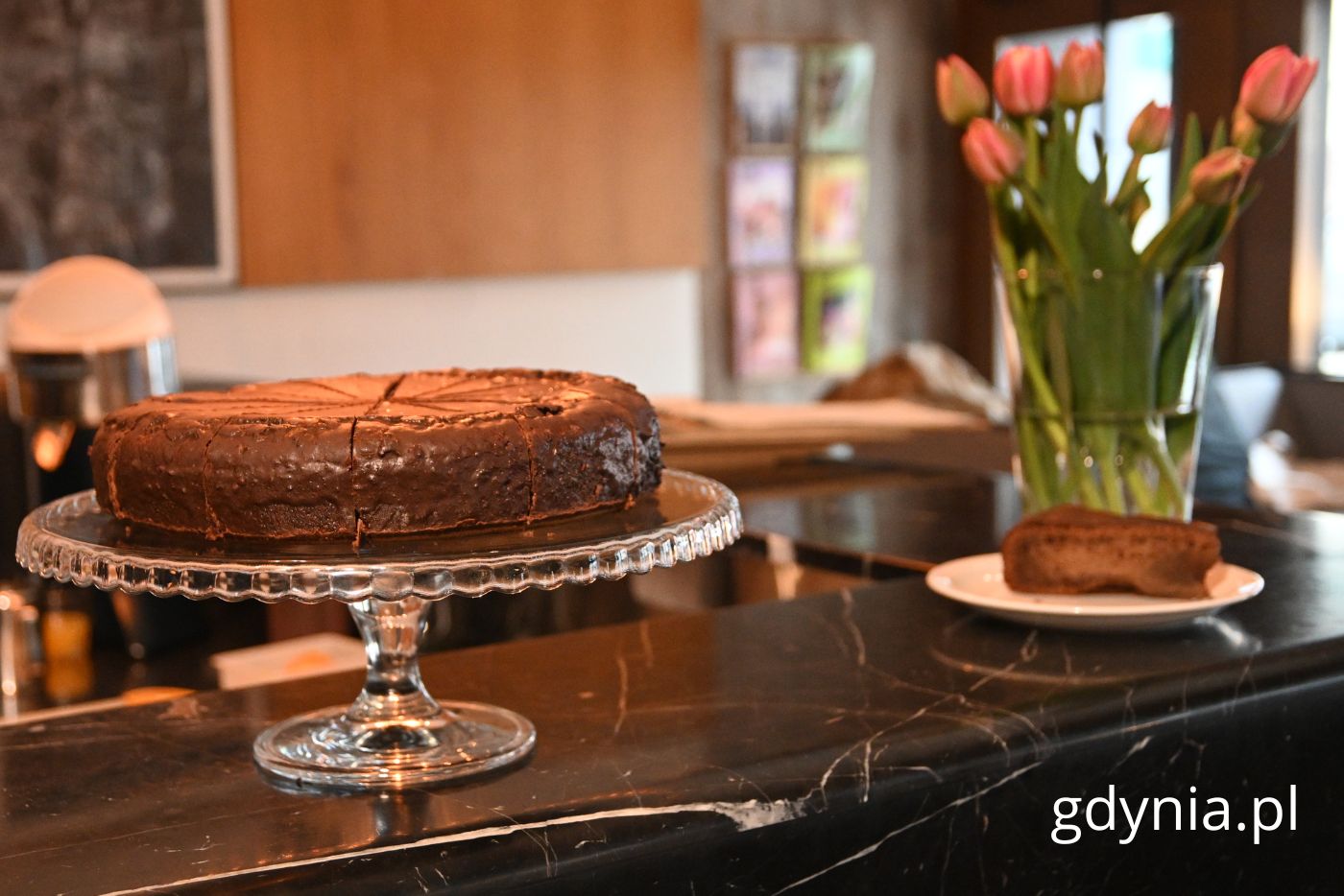 Ciasto czekoladowe w kawiarnii ,,Cyganeria" (fot. Magdalena Starnawska)