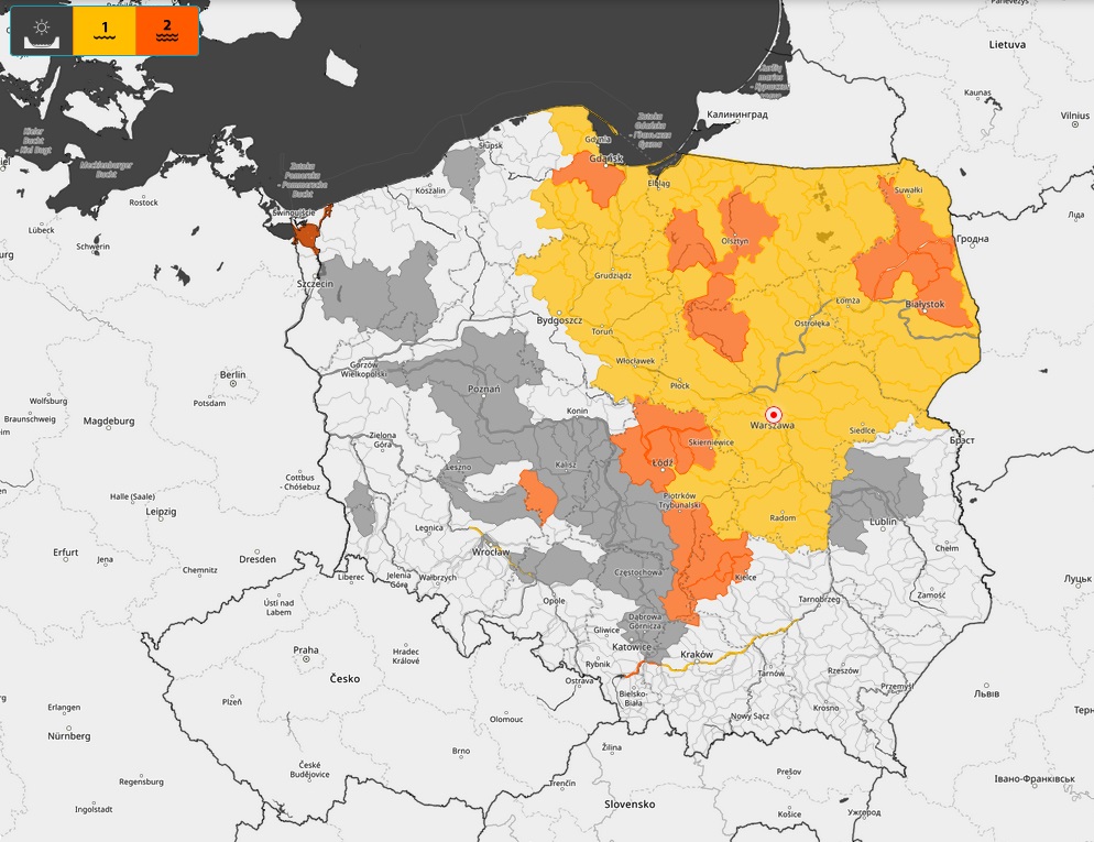 Mapa Polski, na niektórych obszarach kolorami czerwonym, żółtym i pomarańczowym oznaczone alerty hydro