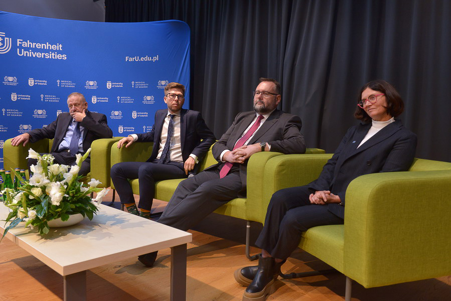 Część uczestników debaty, która odbyła sie podczas Konwentu Gospodarczego Uczelni Fahrenheita na Politechnice Gdańskiej. Od prawej: prof. Adriana Zaleska-Medynska - dyrektorka Uczelni Fahrenheita, prof. Piotr Lorens - architekt miasta Gdańska, Michał Glaser - prezes zarządu OMGGS, prof. Andrzej Czyżewski z Politechniki Gdańskiej // fot. Krzysztof Krzempek/Politechnika Gdańska