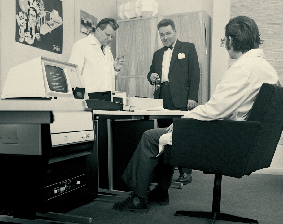 Uruchomienie pierwszego komputera w Zespole ds. Elektronicznej Techniki Obliczeniowej w Polskim Rejestrze Statków, rok 1975. Źródło: PRS