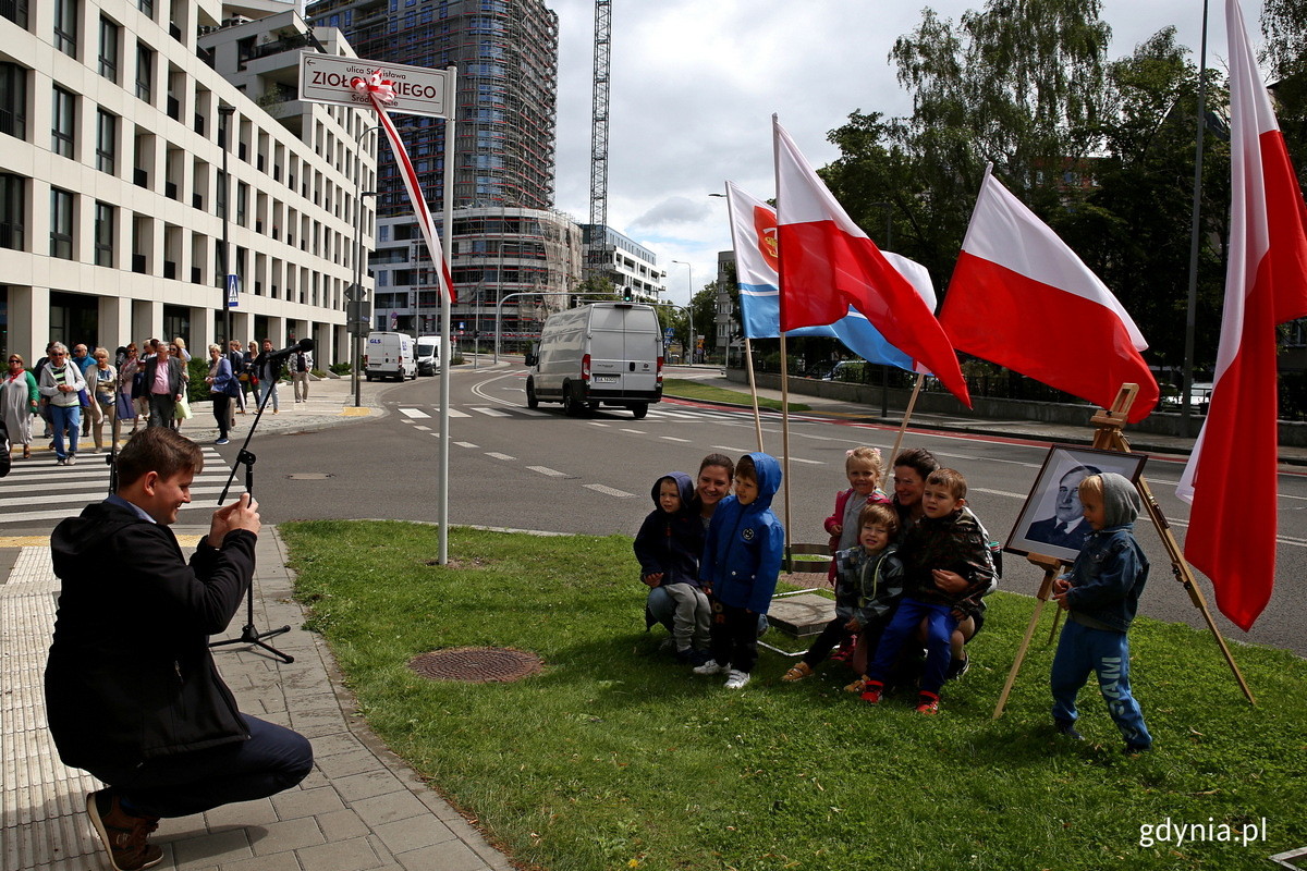 Gdynianie fotografują się z portretem Stanisława Ziołowskiego. Fot. Przemysław Kozłowski