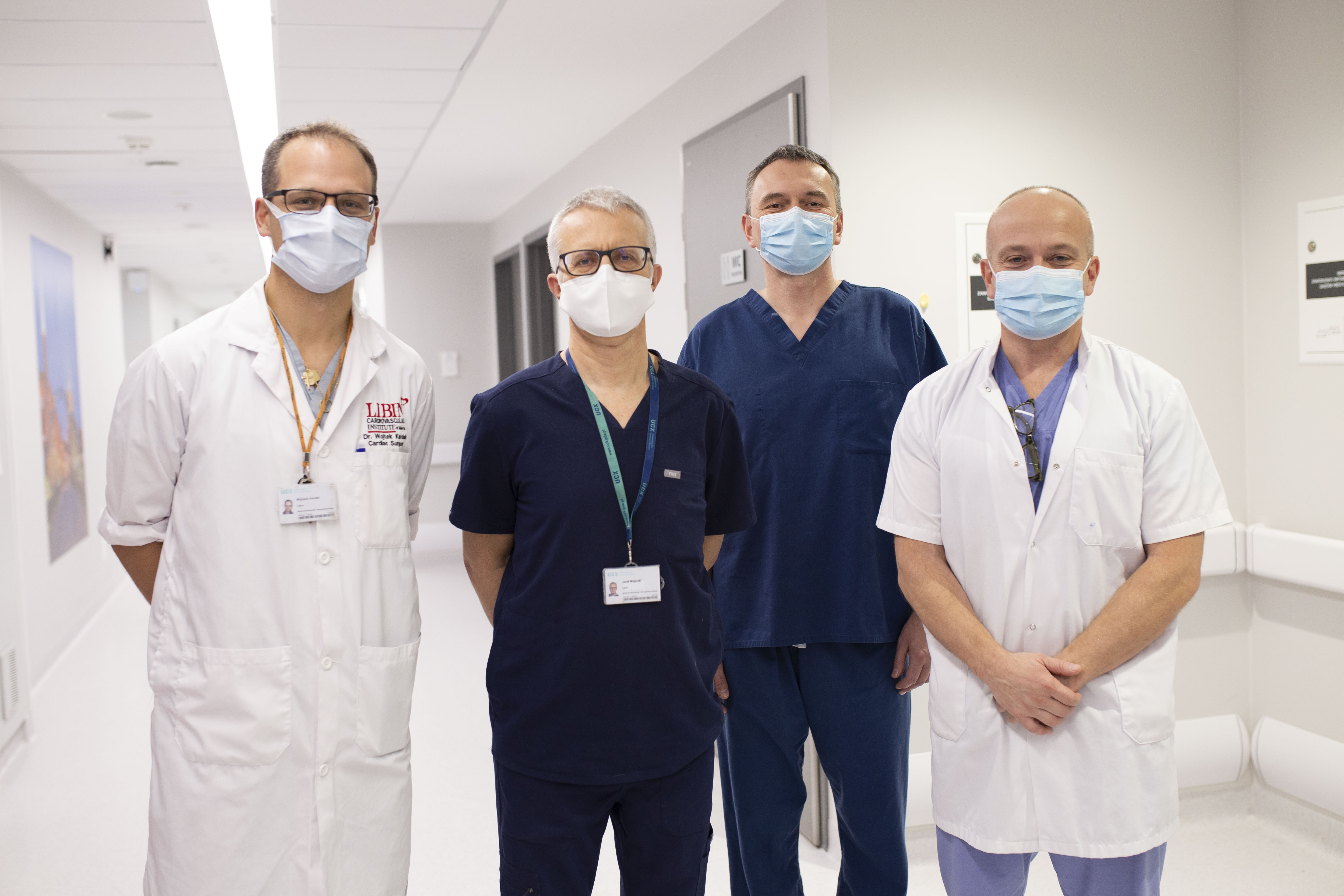 dr n. med. Wojciech Karolak, dr hab. n. med. Jacek Wojarski, dr n. med. Marcin Maruszewski z zespołu Kliniki Kardiochirurgii i Chirurgii Naczyniowej Uniwersyteckiego Centrum Klinicznego oraz prof. dr hab. n. med. Sławomir Żegleń z Kliniki Alergologii i Pneumonologii UCK // fot. Sylwia Mierzewska/UCK