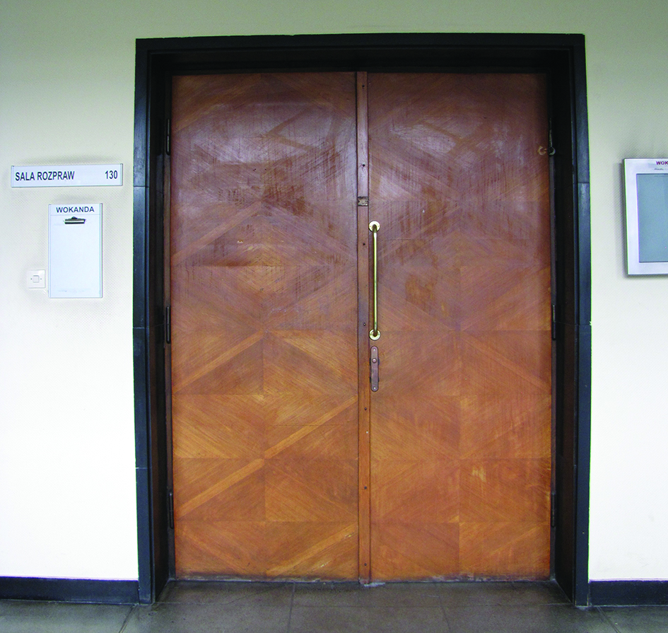 Płytowe drzwi z dekoracją rombów ułożonych ze słojów drewna, sala rozpraw w budynku Sądu Rejonowego przy pl. Konstytucji 5.