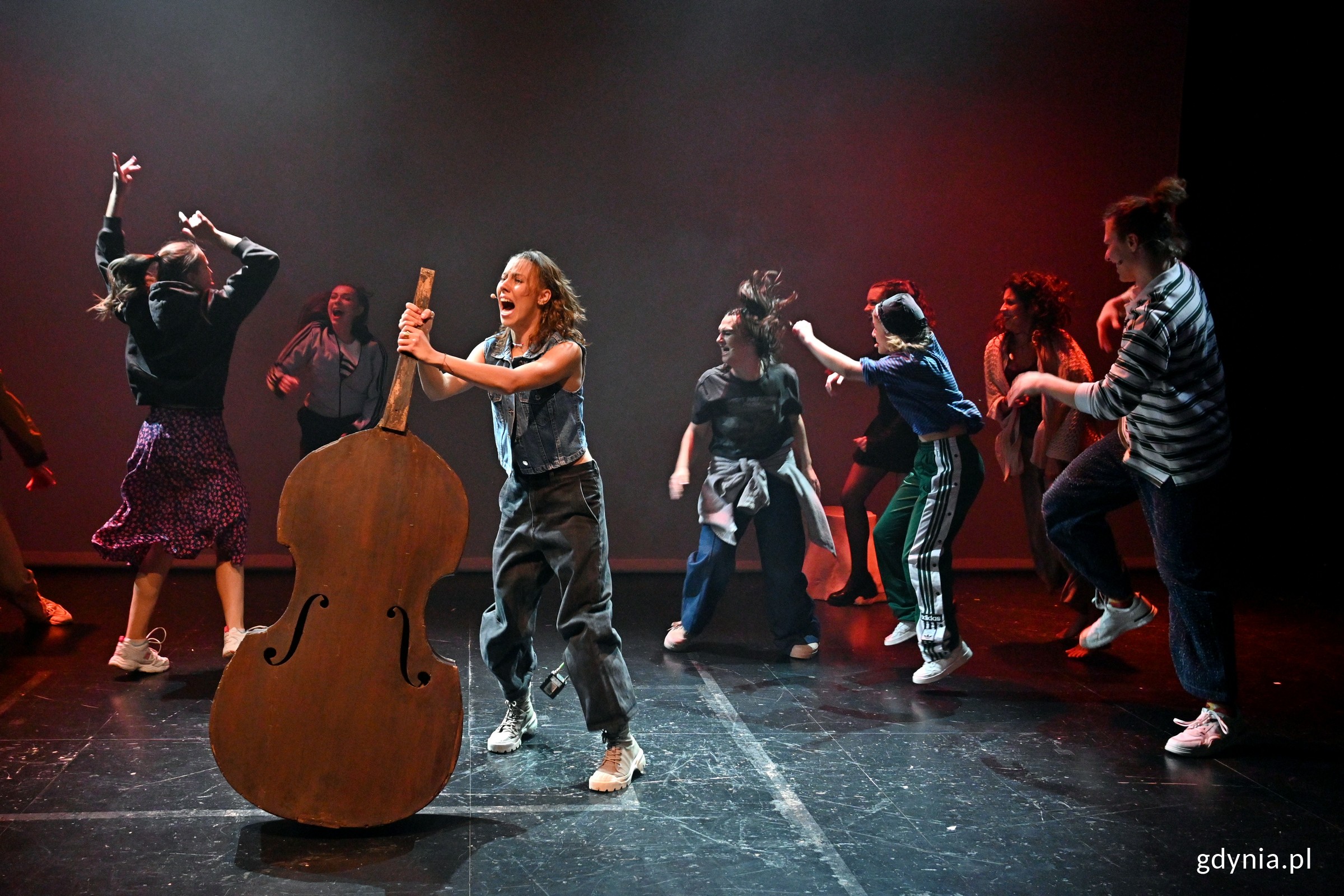 Zdjęcie z próby medialnej spektaklu „Wanożnicë” w Teatrze Muzycznym. Scena zbiorowa (fot. Magdalena Czernek)