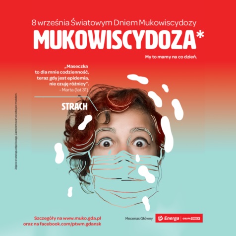 Jeden z plakatów przygotowanych w ramach kampanii informacyjnej "Mukowiscydoza. Mamy to na co dzień". Na czerwono-niebieskim tle twarz kobiety w maseczce zasłaniającej usta i nos. U góry biały napis mukowiscydoza, po lewej dymek z wypowiedzą osoby chorej // fot. materiały prasowe