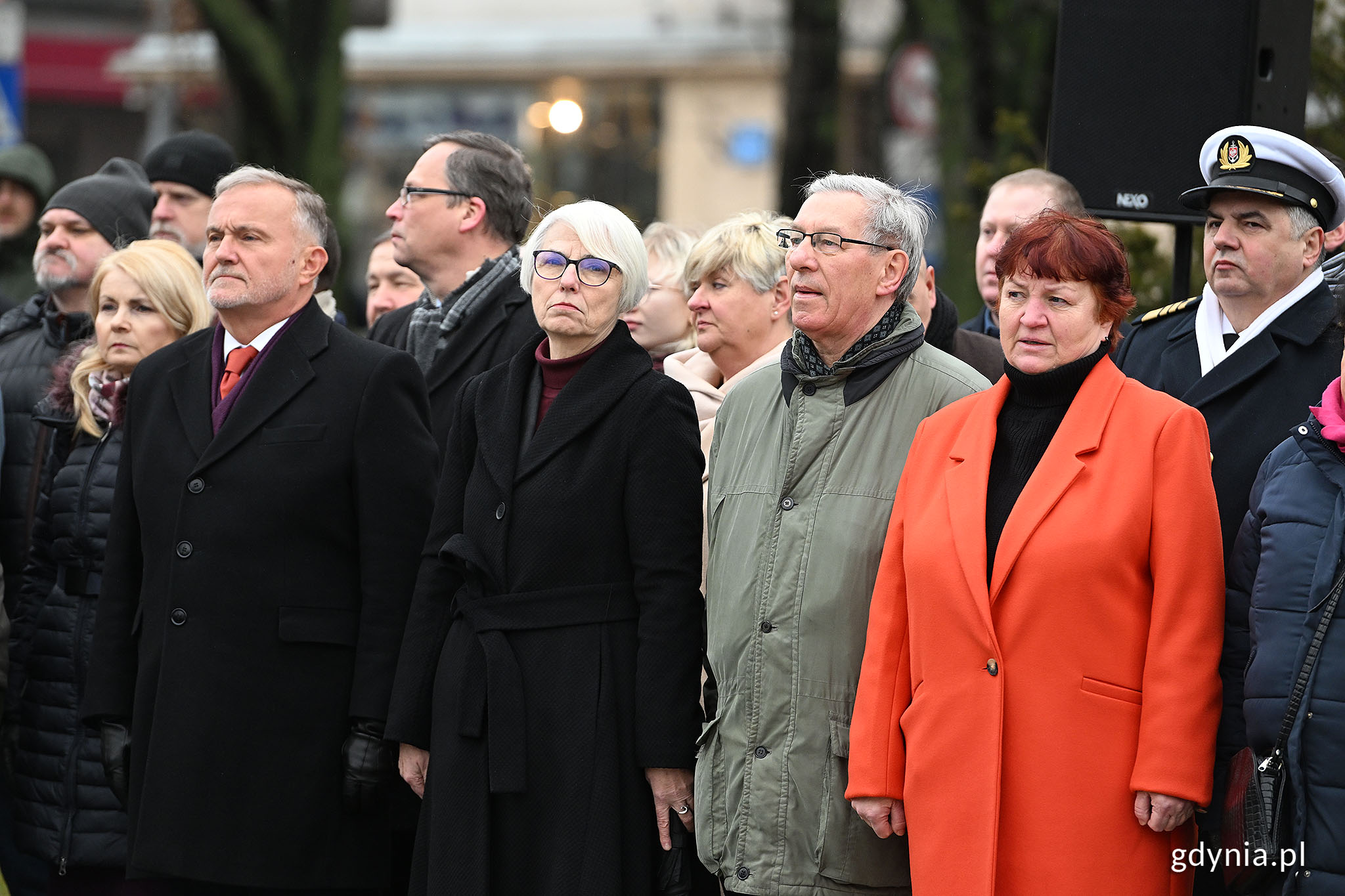 W uroczystościach z okazji 98. rocznicy nadania praw miejskich Gdyni wzięli udział m.in. (od lewej): Elżbieta Sierżęga - wiceprzewodnicząca Rady Miasta Gdyni, Wojciech Szczurek - prezydent Gdyni, Joanna Zielińska - przewodnicząca Rady Miasta Gdyni i radni Elżbieta Raczyńska, Zenon Roda i Danuta Styk, a także prof. dr hab. inż. kpt. ż. w. Adam Weintrit - rektor Uniwersytetu Morskiego 