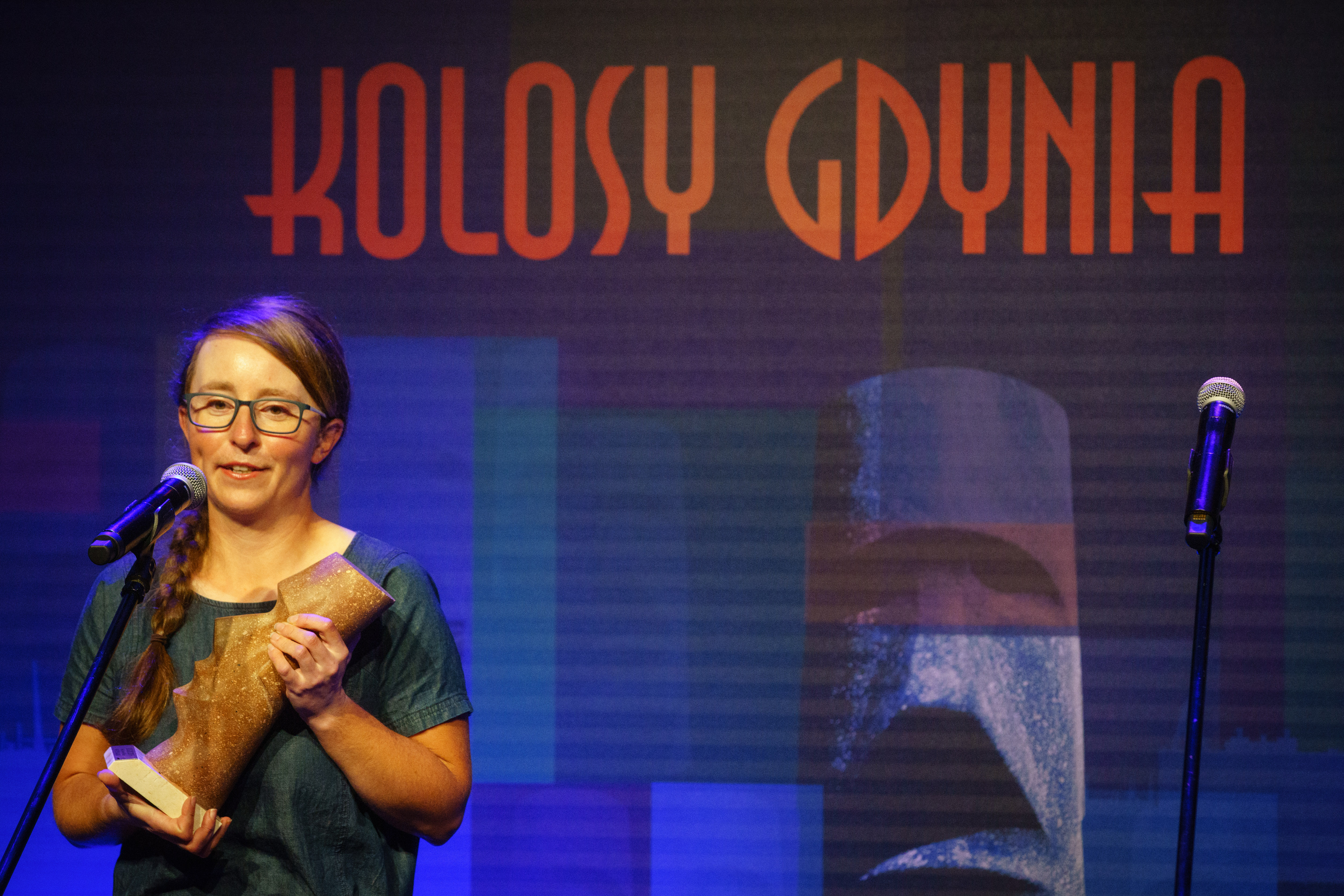 Agnieszka Dziadek ze statuetką Kolosa w rękach // fot. Anna Rezulak
