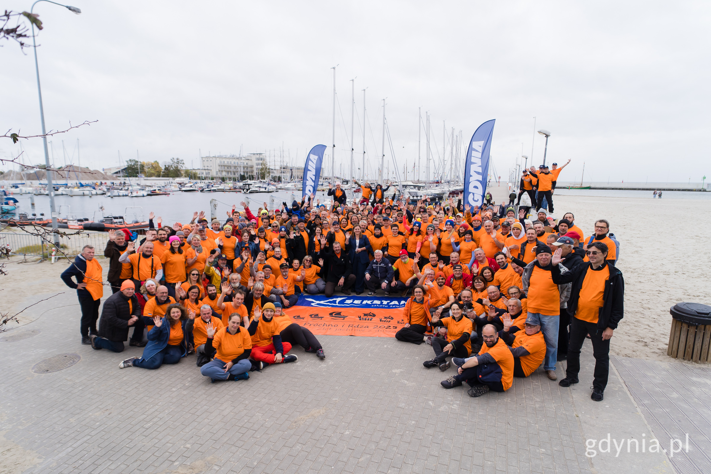 Pamiątkowe zdjęcie uczestników z prezydent Gdyni Aleksandrą Kosiorek w Marinie Gdynia