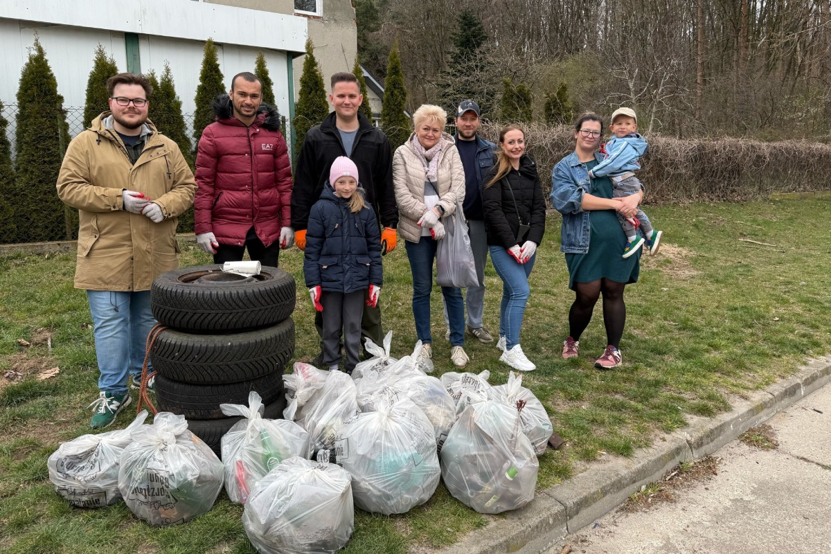 Radni dzielnicy Pogórze z uczestnikami akcji sprzątania z okazji Dnia Ziemi oraz radnym miasta Marcusem da Silvą (fot. Rada Dzielnicy Pogórze)