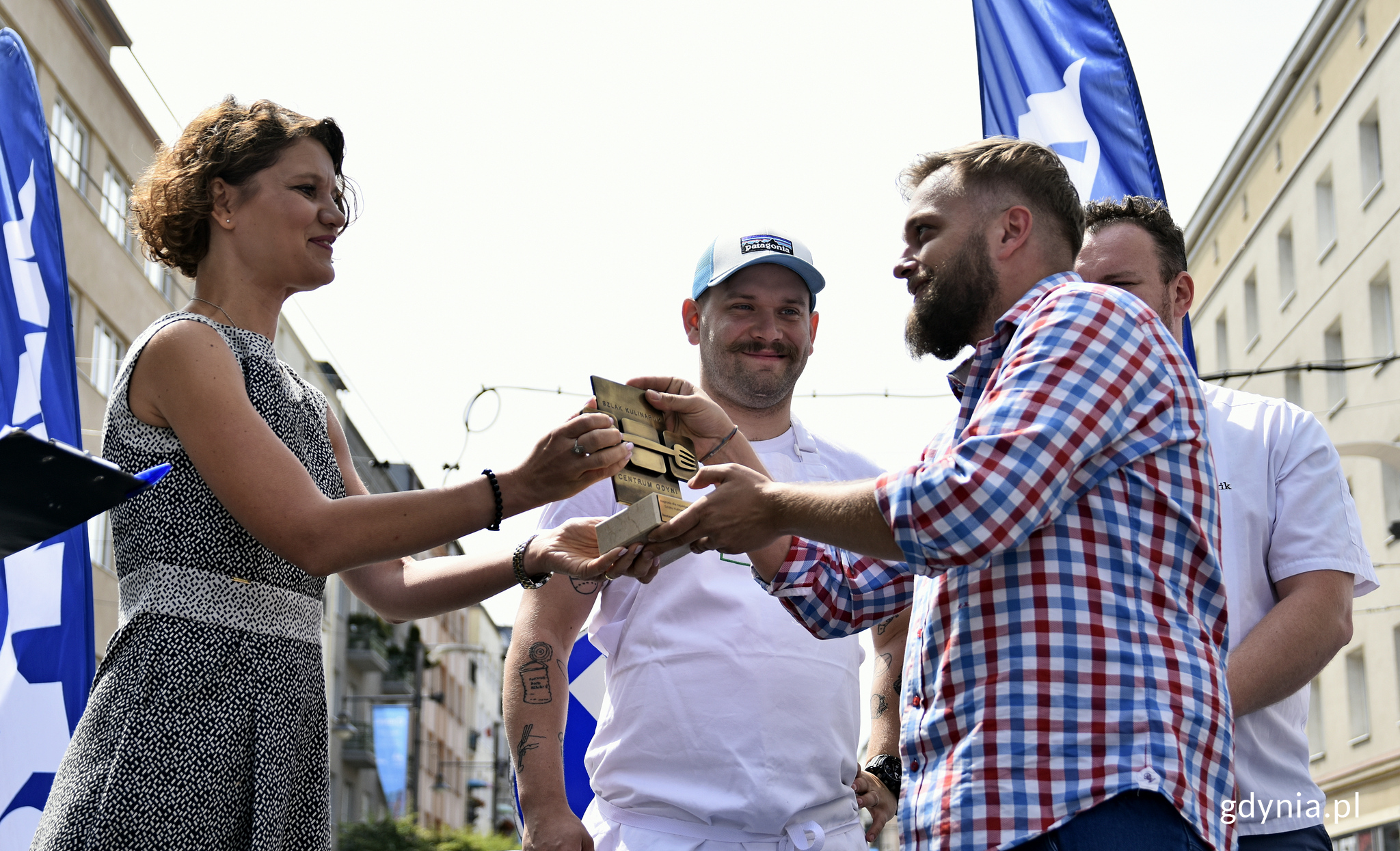 Wiceprezydent Katarzyna Gruszecka-Spychała wręcza nagrodę dla Trafik Jedzenie & Przyjaciele, fot. Kamil Złoch