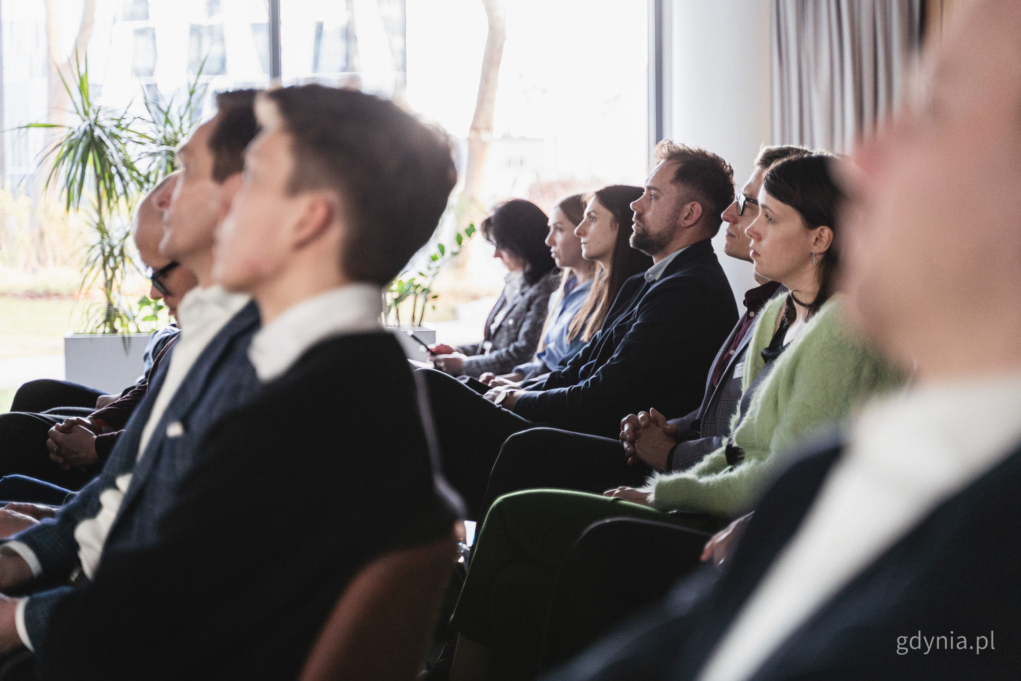 Sala konferencyjna, osoby siedzące na krzesłach