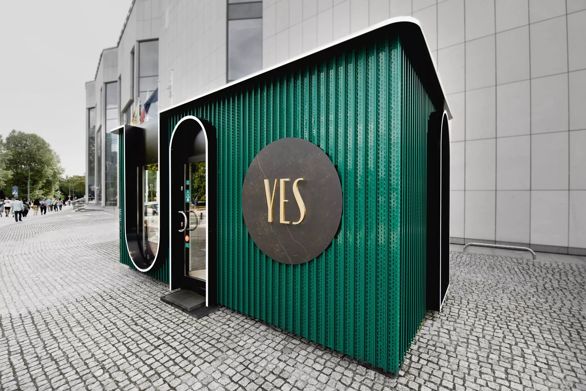 Pierwszy pop up store marki Yes, zaprojektowany przez studio mode:lina, stanął w gdyni przed teatrem Muzycznym. Fot. Patryk Lewiński, źródło: www.modelina-architekci.com