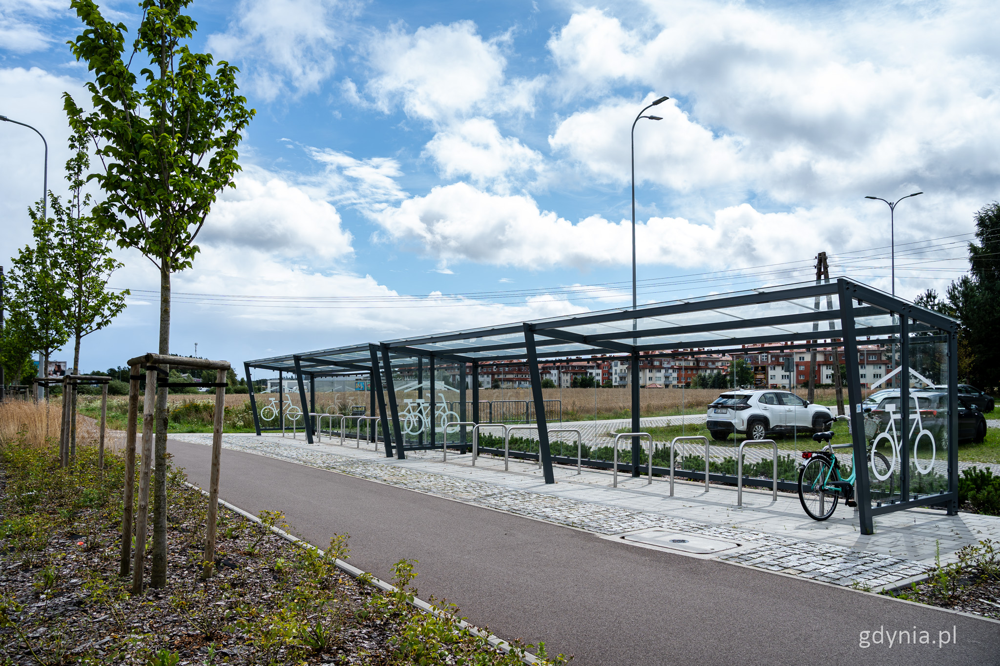 Droga rowerowa, chodnik, wiata dla rowerów, zieleń, Chwarzno-Polanki