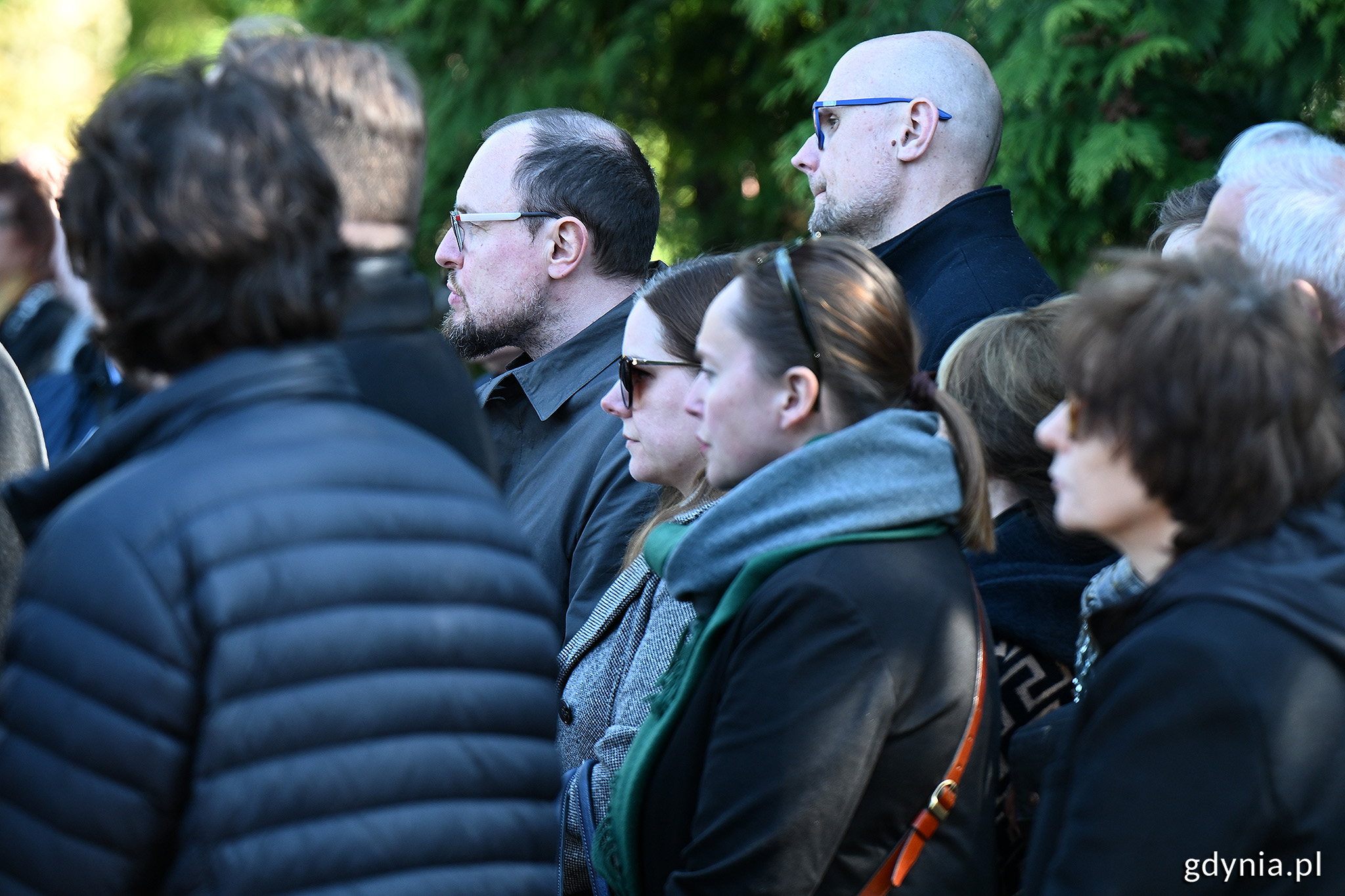 Tłum osób na cmentarzu, widoczni Mariusz Bzdęga, Aleksandra Kosiorek, Bartłomiej Austen i Maja Wagner