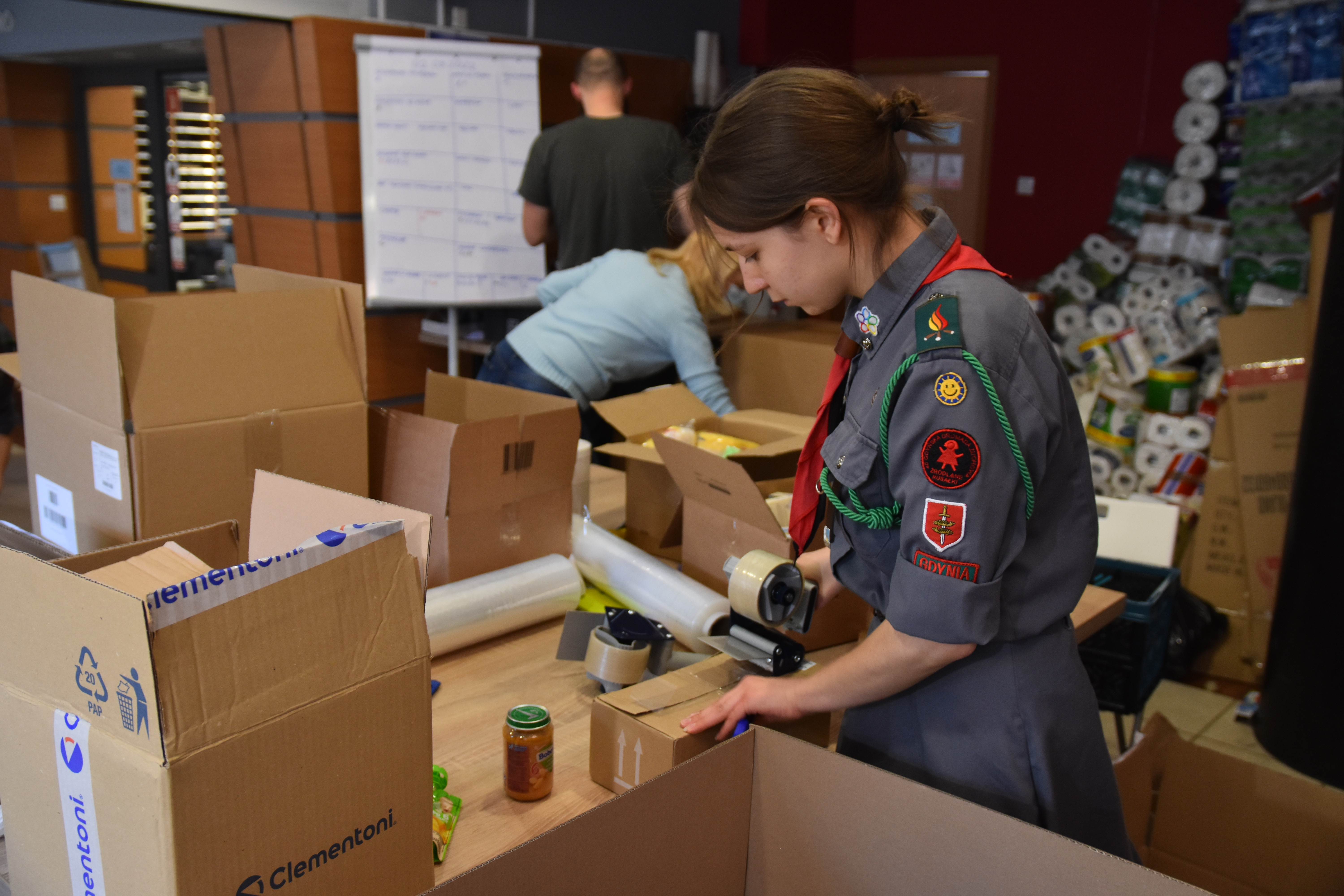 Harcerze pomagają w sortowaniu darów w Gdyńskim Centrum Organizacji Pozarządowych. Fot. Magda Śliżewska