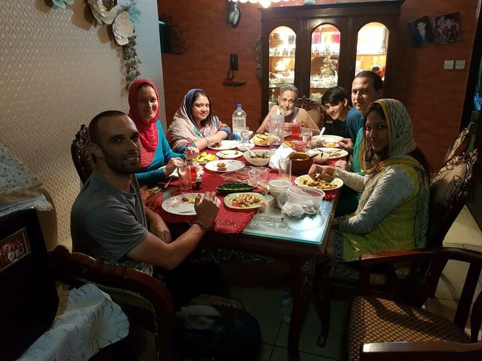 Ada i Krzysiek z wizytą u bengalskiej rodziny. Źródło: www.facebook.com/BikeTheWorld