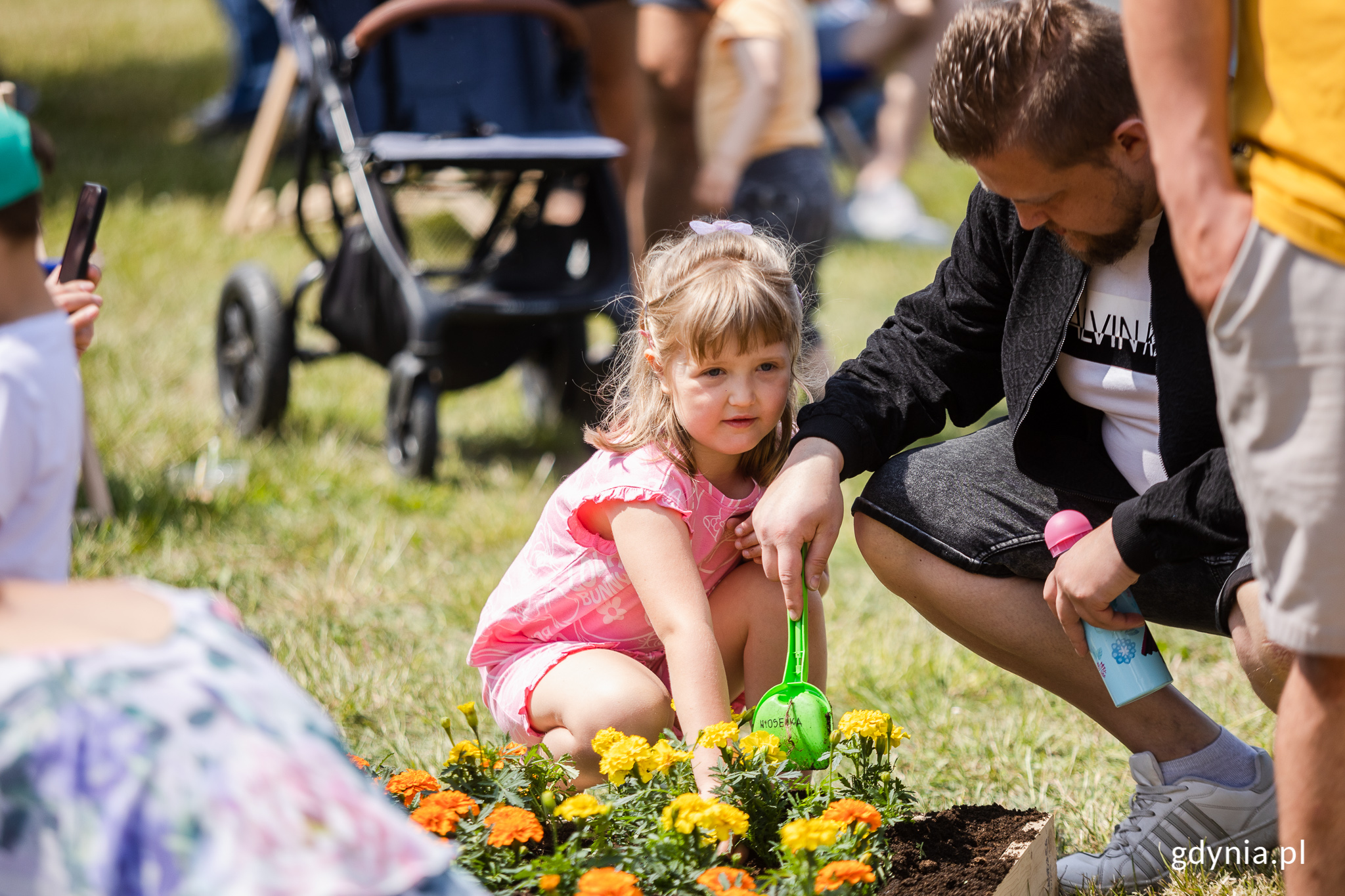 Dziewczynka w strefie przyrodnika uczy się sadzić kwiatki