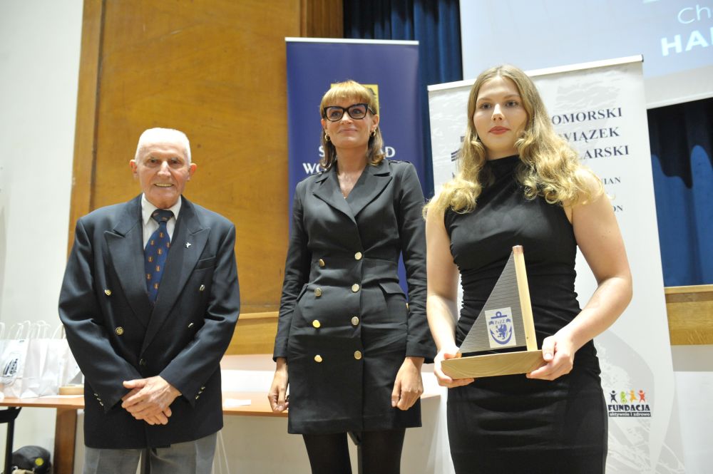 Hanna Rogowska - zdobywczyni tytułu Pomorskiej Żeglarki Roku 2023 (po prawej) podczas XV Pomorskiej Gali Żeglarskiej 