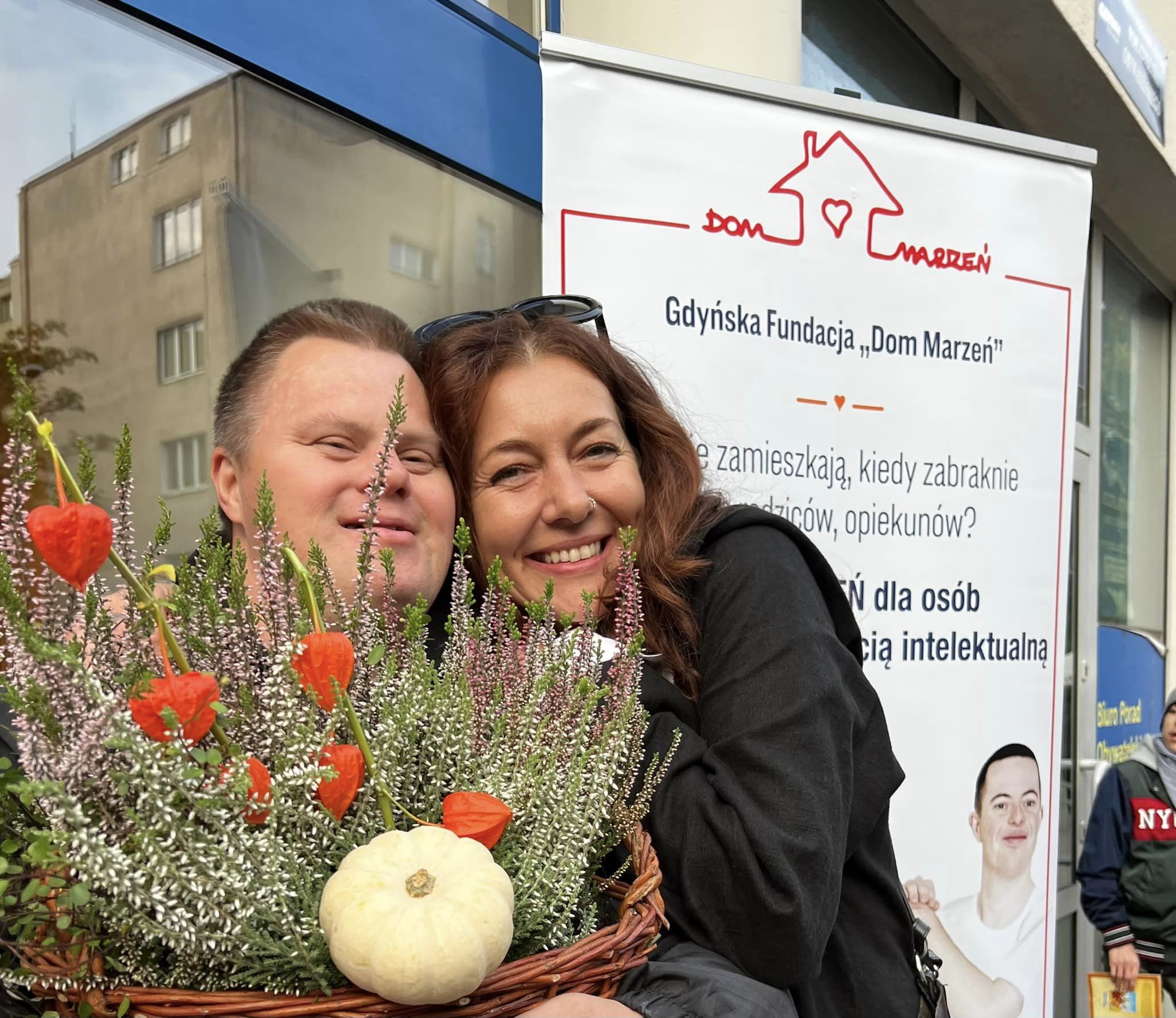 Autorka fotografii Iwona Wojdowska z jednym z bohaterów jej zdjęcia. Źródło: Referat ds. Osób z Niepełnosprawnością UM Gdyni