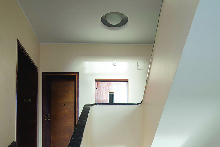 Współczesna oprawa oświetleniowa umieszczona w pierwotnej specjalnej niszy sufitu na klatce schodowej budynku przy ul. 3 Maja 27-31
