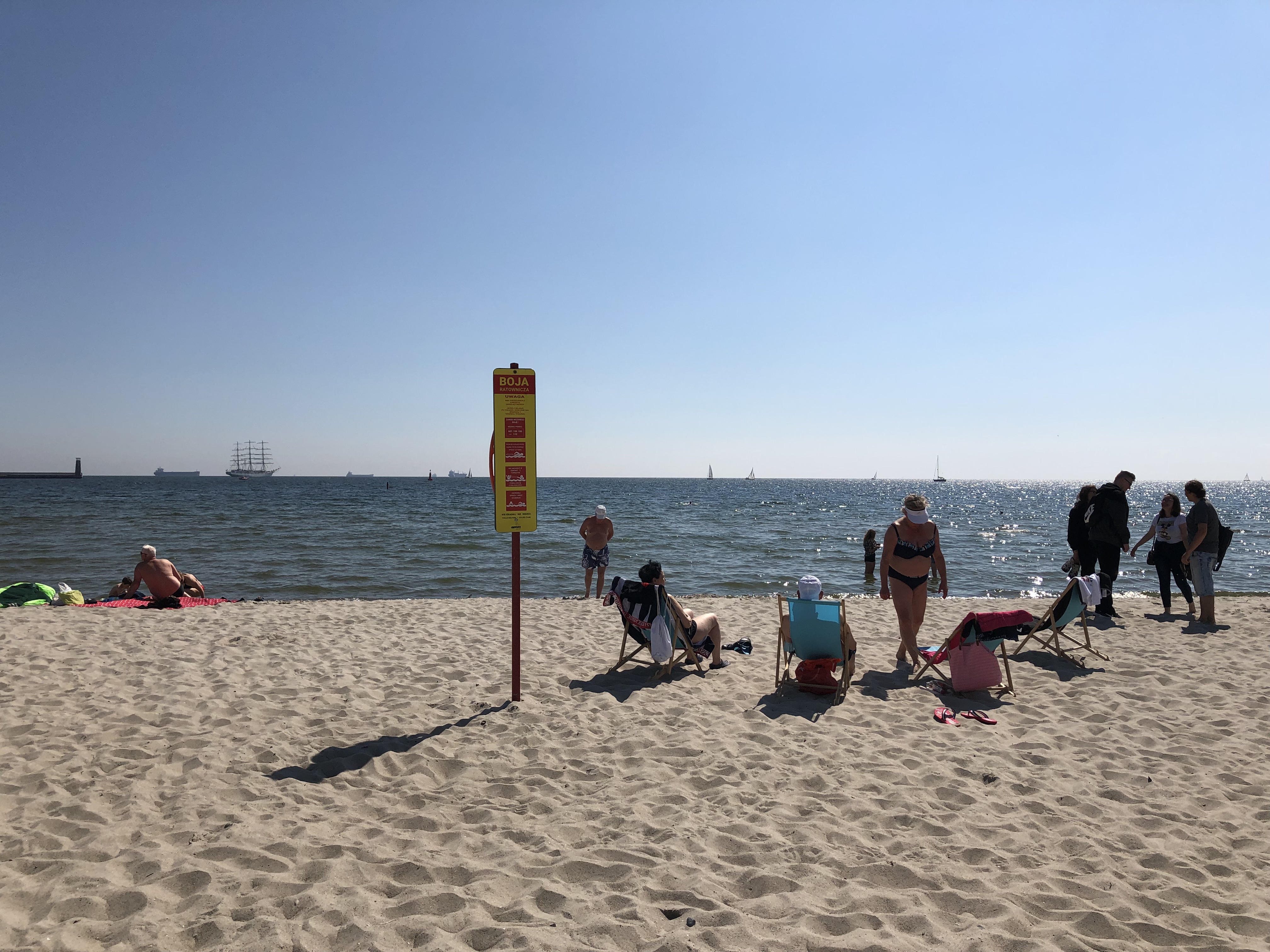 Znaki informacyjne z boją na plaży Gdynia Śródmieście, fot. Magda Śliżewska