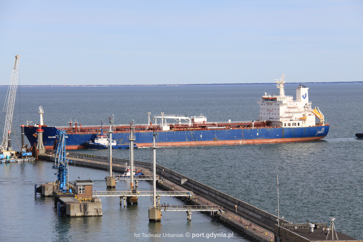 Tankowiec „Bahri Jasmine” wchodzi do Portu Gdynia