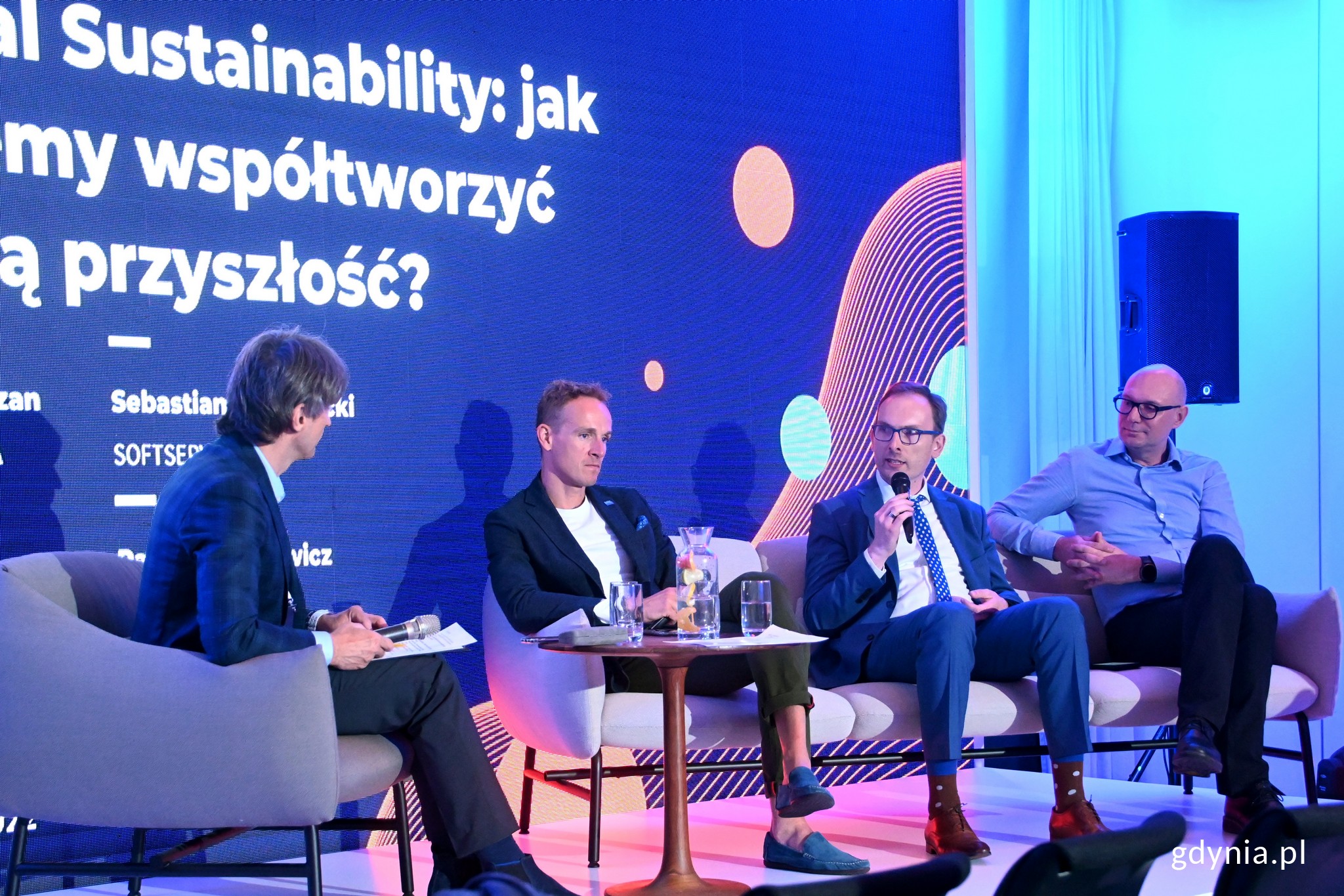 Od lewej: Paweł Oksanowicz - moderator debaty, Radosław Buszan – sales director w firmie Dell EMC Polska, Jakub Ubych – wiceprzewodniczący Rady Miasta Gdyni oraz Sebastian Drzewiecki – VP, country manager w SoftServe podczas konferencji "IT Manager of Tomorrow" // fot. Magdalena Czernek