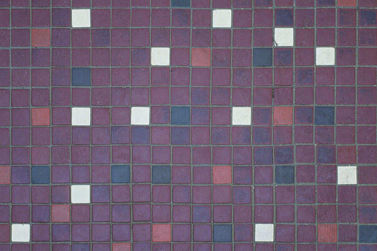 Posadzka w korytarzu budynku na Działkach Leśnych, detal różnobarwnych tzw. irysków, czyli płytek kwadratowych o długości boku 2 cm