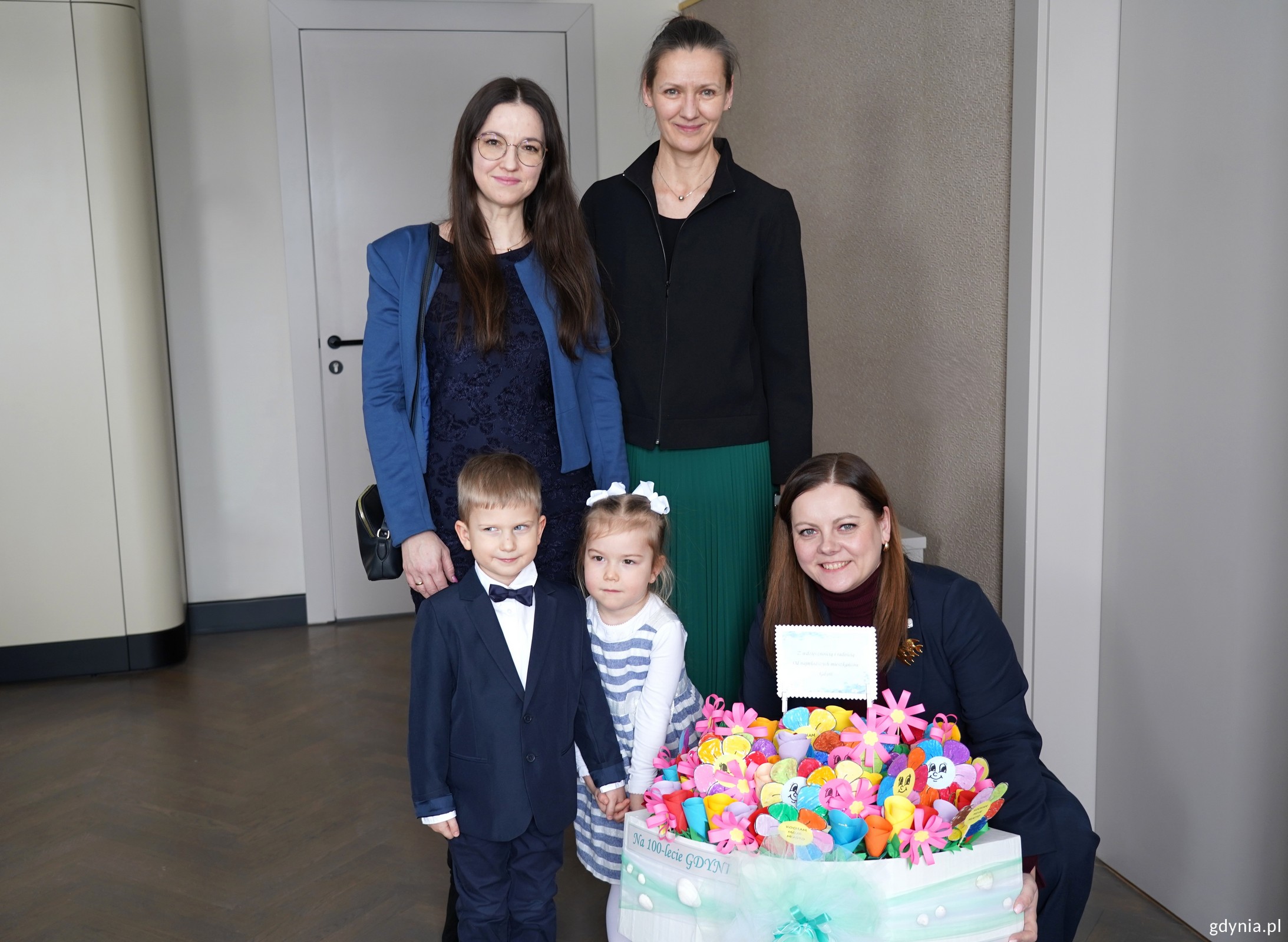 Helenka, Olek oraz nauczycielki &ndash; Agnieszka Płomińska i Martyna Skrzynecka z Przedszkola nr 57 w towarzystwie prezydent Aleksandry Kosiorek