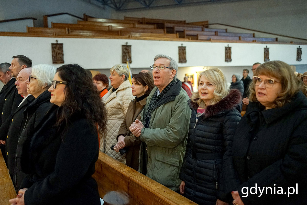 W mszy św. w intencji Gdyni uczestniczyli m.in.: (w pierwszym rzędzie od prawej) posłanka Dorota Arciszewska-Mielewczyk i Joanna Zielińska - przewodnicząca Rady Miasta Gdyni oraz (w drugim rzędzie od prawej) radna Ewa Krym, Elżbieta Sierżęga - wiceprzewodnicząca Rady Miasta Gdyni, radni Zenon Roda, Anna Szpajer, Elżbieta Raczyńska i Danuta Styk 