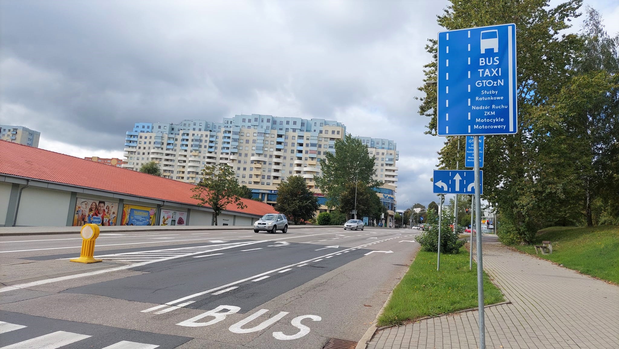 tablica informująca o możliwości korzystania z buspasów przez motocyklistów, niebieska tablica, buspas