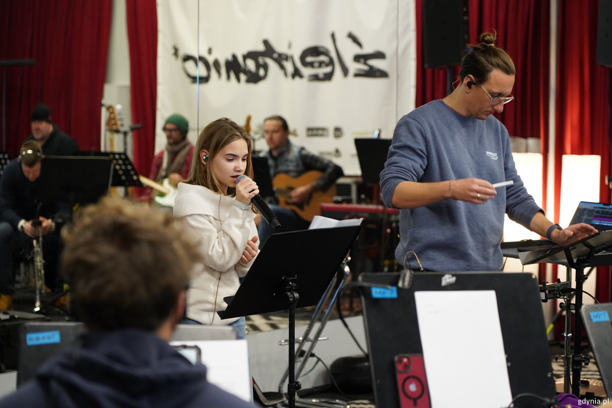 Gracjana G&oacute;rka i Janek Stokłosa podczas pr&oacute;by w studiu w Warszawie