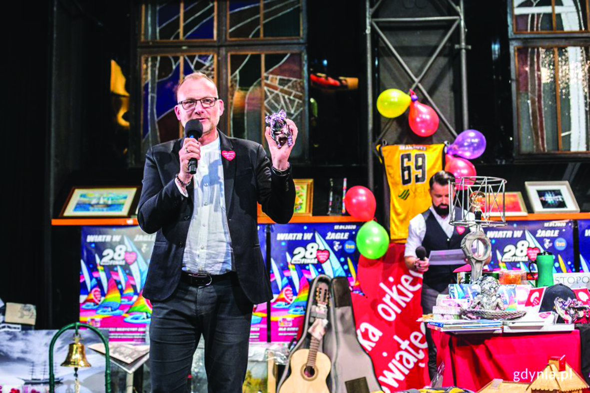 Michał Guć prowadzi licytację w Teatrze Miejskim/fot. Karol Stańczak