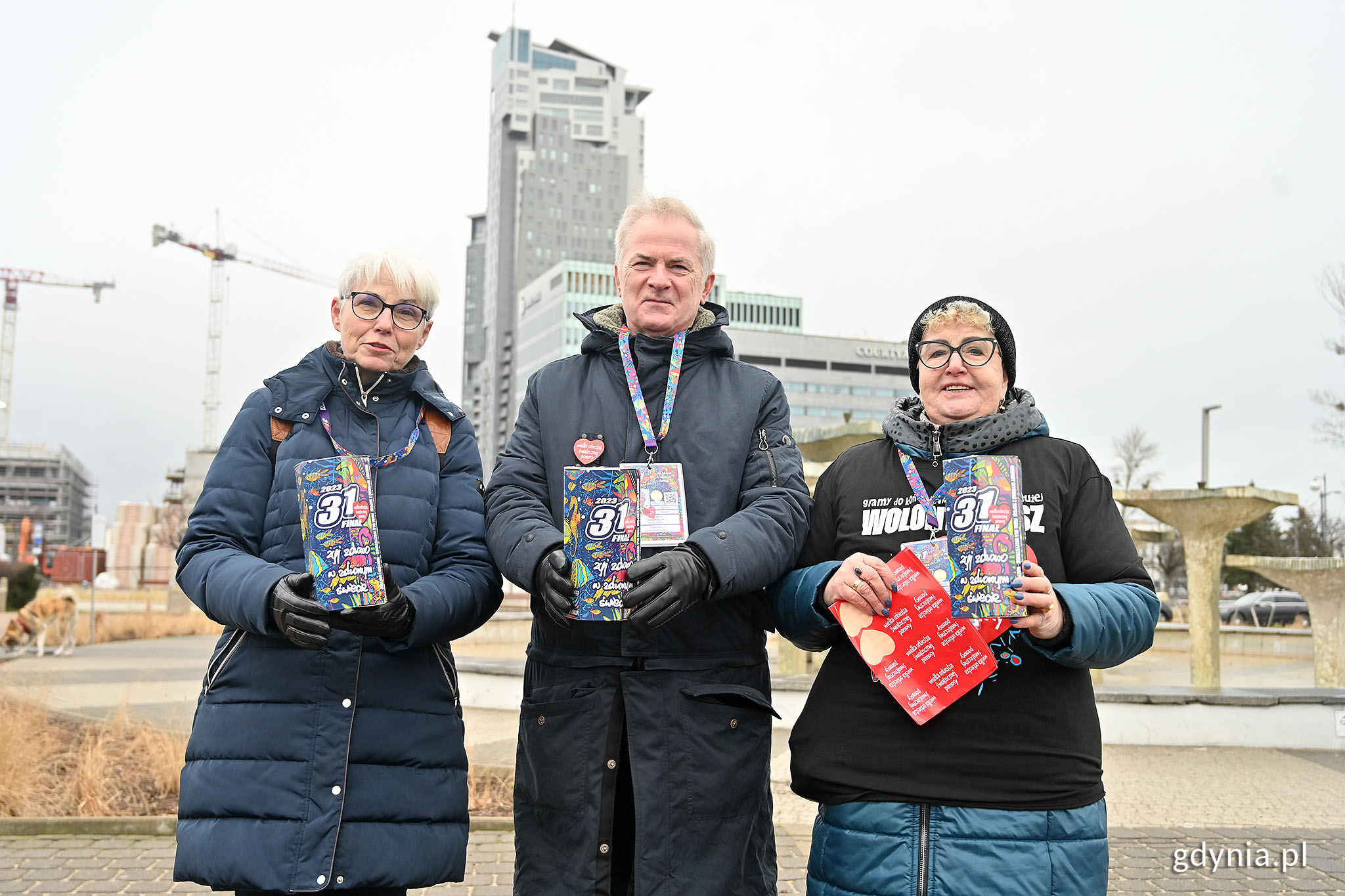 Od lewej: Joanna Zielińska - przewodnicząca Rady Miasta Gdyni, Sławomir Rybicki - senator RP, Henryka Krzywonos-Strycharska - posłanka na Sejm RP. Takich wolontariuszy można było spotkać w niedzielę m.in. przy skwerze Kościuszki, fot. Michał Puszczewicz