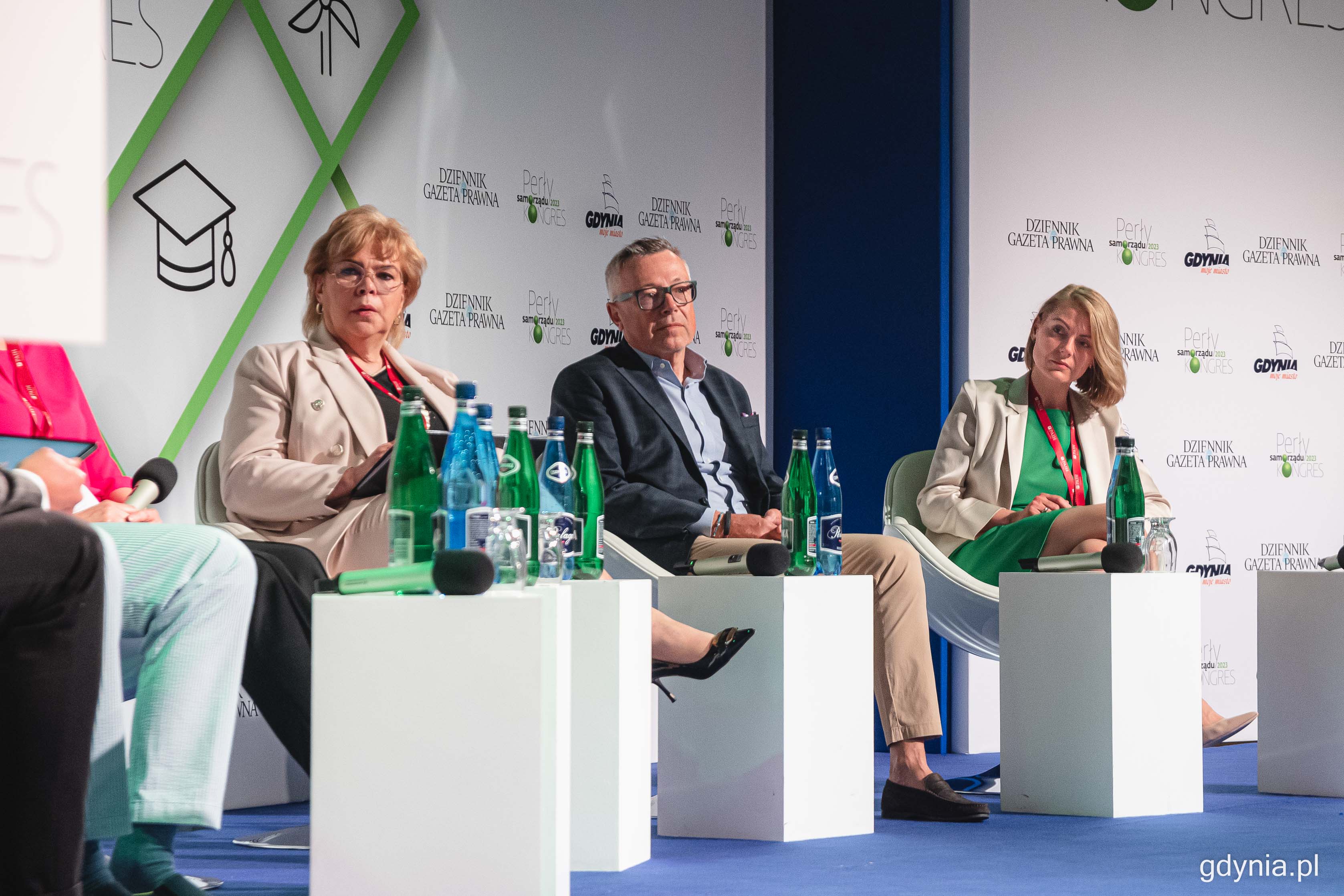 Skarbnik miasta Gdyni, Aleksandra Mendryk (z prawej strony) w trakcie dyskusji na temat samorządowych finansów, fot. Kamil Złoch