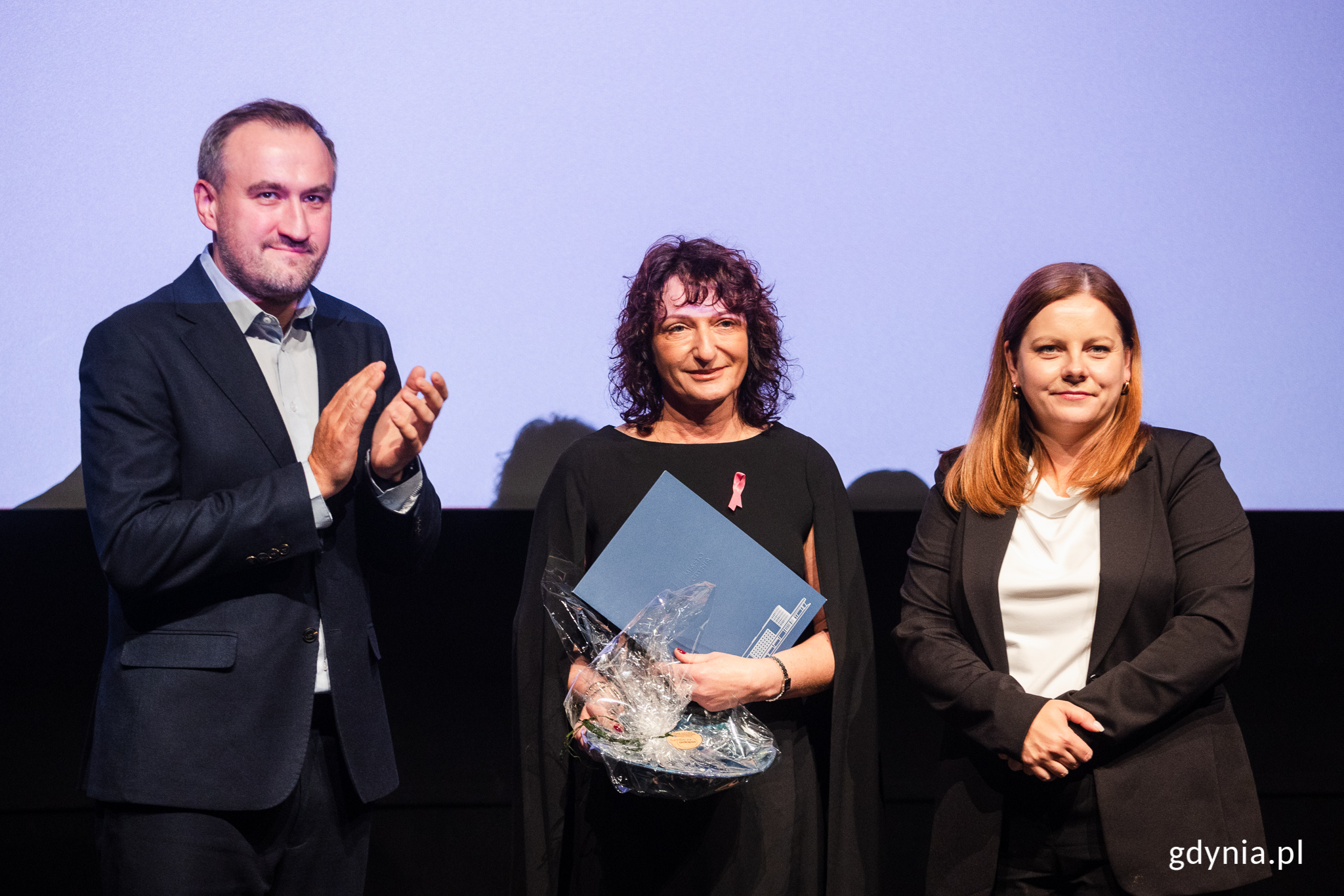 Iwona Danielewicz, laureatka Nagrody Prezydent Miasta Gdyni dla pracowników ochrony zdrowia, wraz z prezydent Gdyni Aleksandrą Kosiorek i wiceprezydentem Tomaszem Augustyniakiem (fot. Karol Stańczak)
