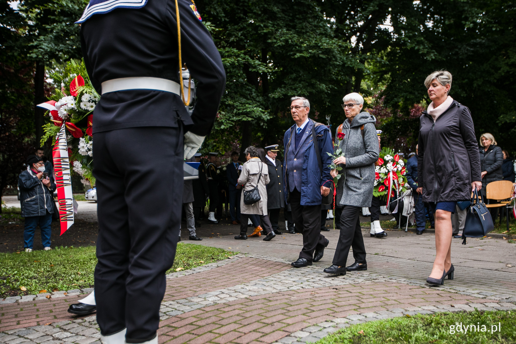 Kwiaty przed pomnikiem złożyli przedstawiciele gdyńskiego samorządu. Joanna Zielińska - przewodnicząca Rady Miasta oraz radni Zenon Roda i Elżbieta Raczyńska // fot. Karol Stańczak