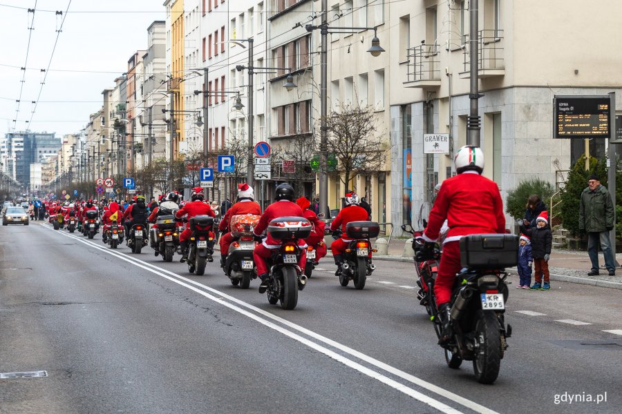 Motocykliści w strojach św. Mikołajów przejeżdżają ul. Świętojańską w Gdyni. Zdjęcie z 2019 roku. // fot. Piotr Żagiell