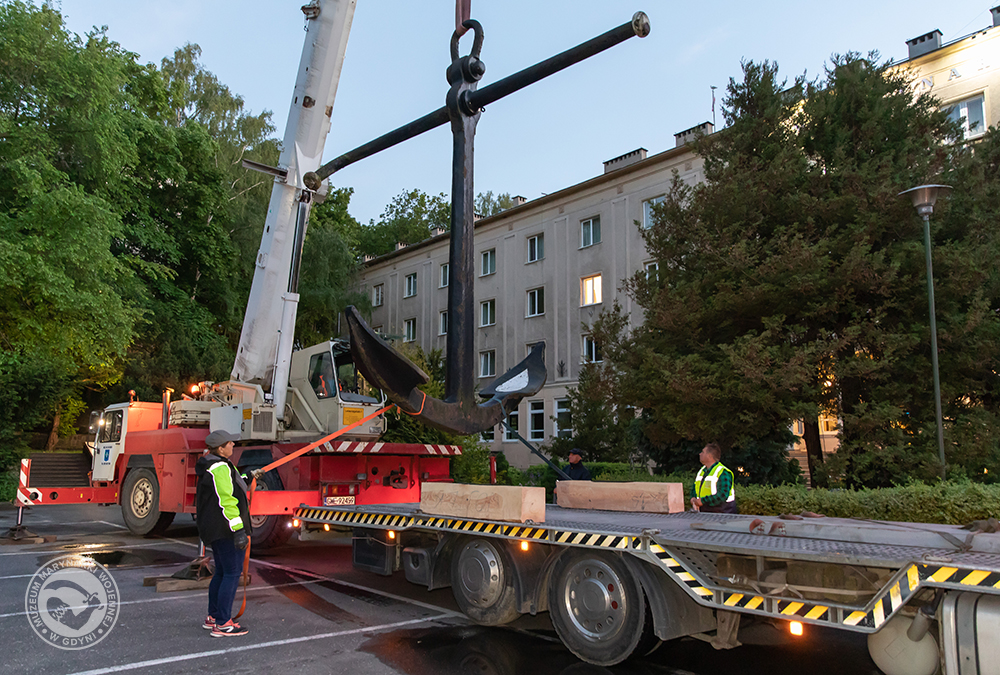 Załadunek kotwicy pod Domem Marynarza. Fot. Muzeum Marynaki Wojennej