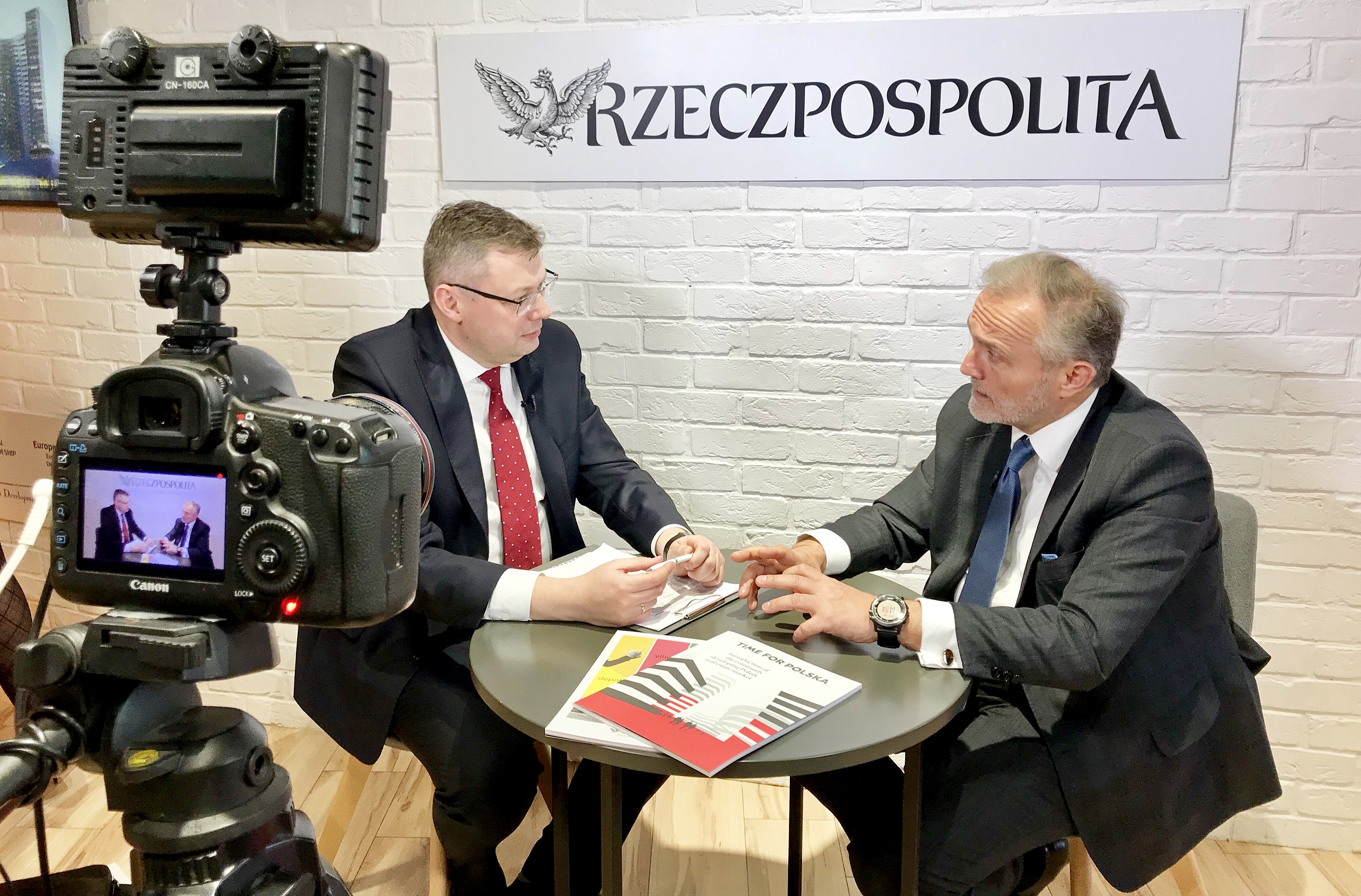 Prezydent Gdyni, Wojciech Szczurek w rozmowie z Marcinem Piaseckim z "Rzeczpospolitej" w Cannes, fot. Maja Studzińska