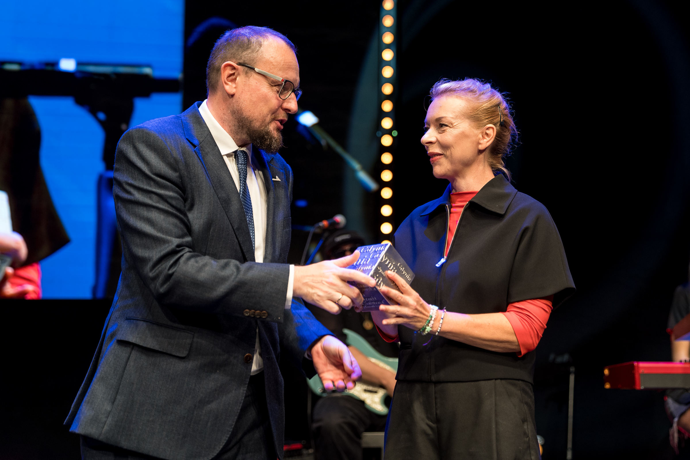 Joanna Wilengowska, laureatka w kategorii esej i Mariusz Bzdęga, dyrektor zarządzający ds. kultury i aktywności mieszkańców