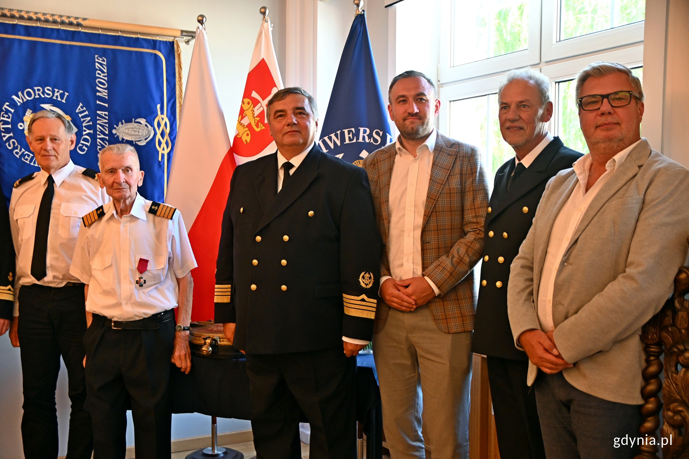 Od lewej: Aleksander Gosk - zastępca dyrektora Muzeum Marynarki Wojennej, prof. dr kpt. ż. w. Daniel Duda, prof. dr hab. inż. kpt. ż. w. Adam Weintrit – rektor Uniwersytetu Morskiego w Gdyni, Tomasz Augustyniak - wiceprezydent Gdyni oraz Szymon Kulas - pełniący obowiązki dyrektora Narodowego Muzeum Morskiego podczas uroczystości przekazania bulaju (fot. Magdalena Czernek)