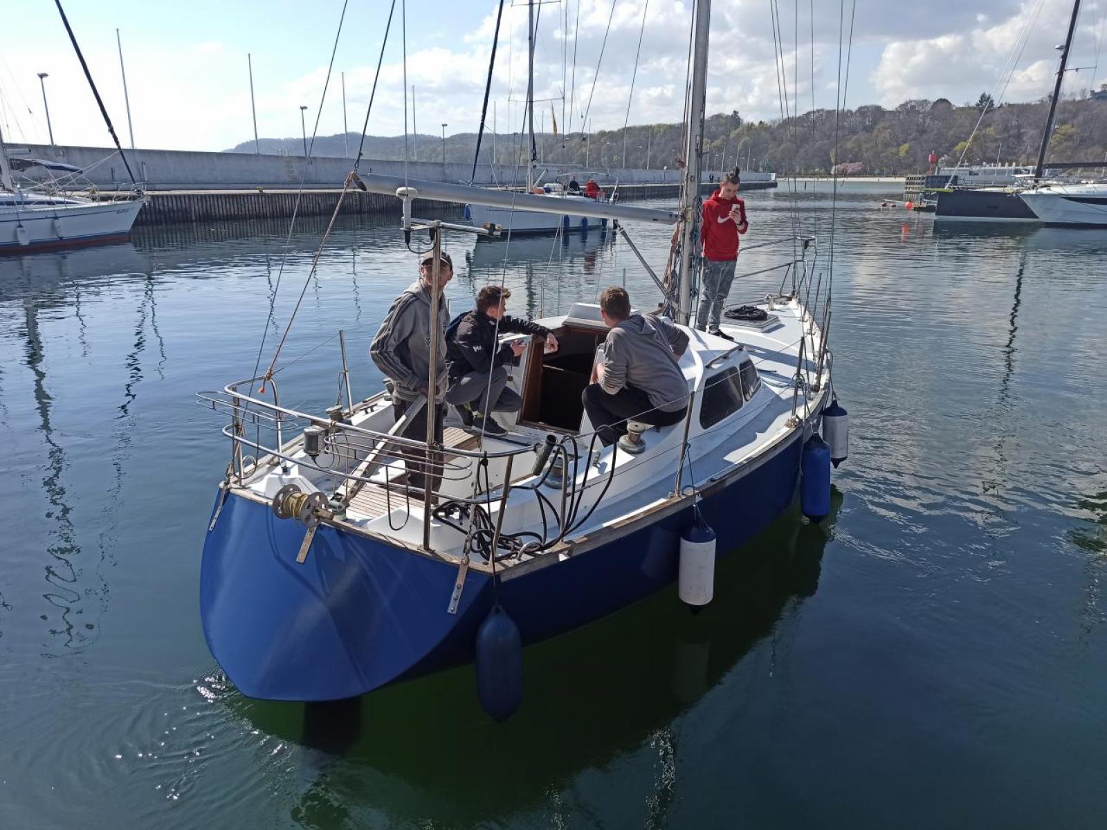 Wodowanie jachtu s/y Almak, fot. Uniwersytet Morski w Gdyni